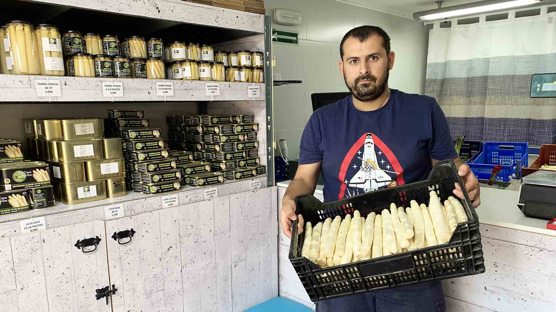 Javier Pérez de Zabalza en su tienda 'La Casa Arriba' en Murieta. Navarra.com
