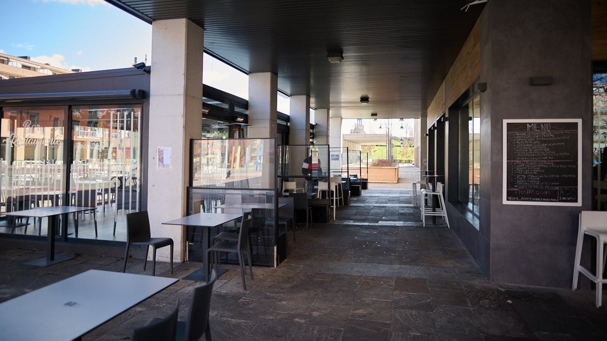 Ilko Todorov y Elena Sarakinova, del bar Artiberri, en la calle Leonor de Aquitania 18 de Artica. PABLO LASAOSA