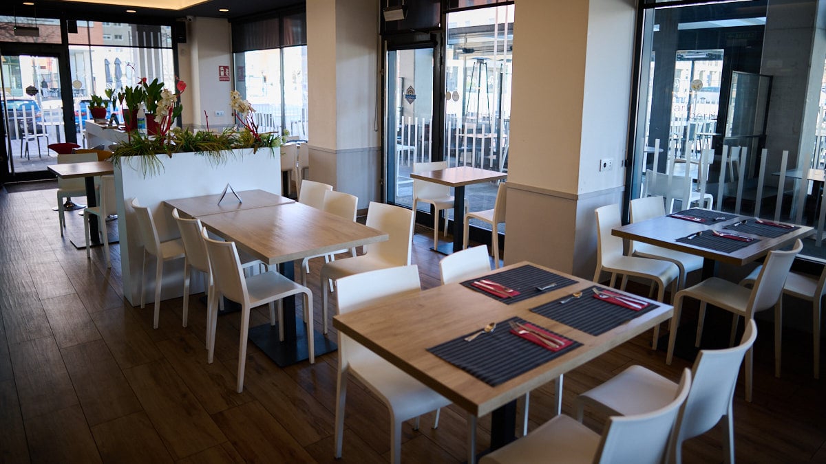 Ilko Todorov y Elena Sarakinova, del bar Artiberri, en la calle Leonor de Aquitania 18 de Artica. PABLO LASAOSA