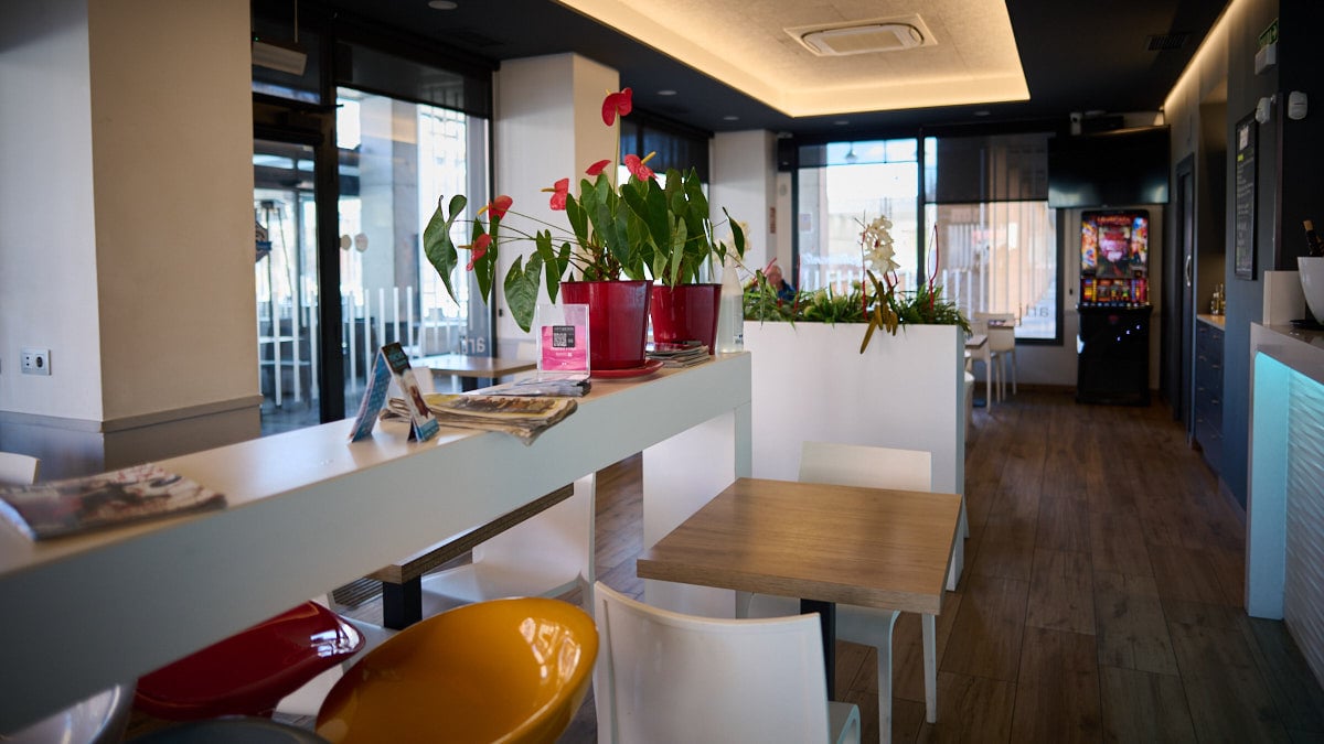 Ilko Todorov y Elena Sarakinova, del bar Artiberri, en la calle Leonor de Aquitania 18 de Artica. PABLO LASAOSA