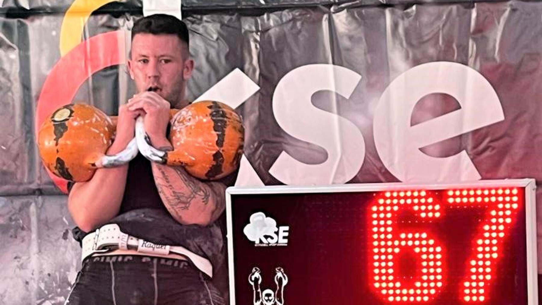 Imanol Pedreño, triple campeón de España de Kettlebell en plena competición. CEDIDA