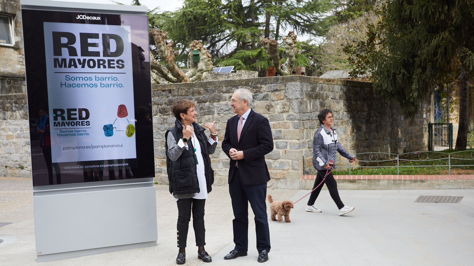 La concejala delegada de Gobierno Estratégico, Comercio y Turismo, Ana Elizalde, y el director general de JCDecaux España, Carlos Barón, visitan uno de los mupis digitales instalados en la calle Bosquecillo. IÑIGO ALZUGARAY
