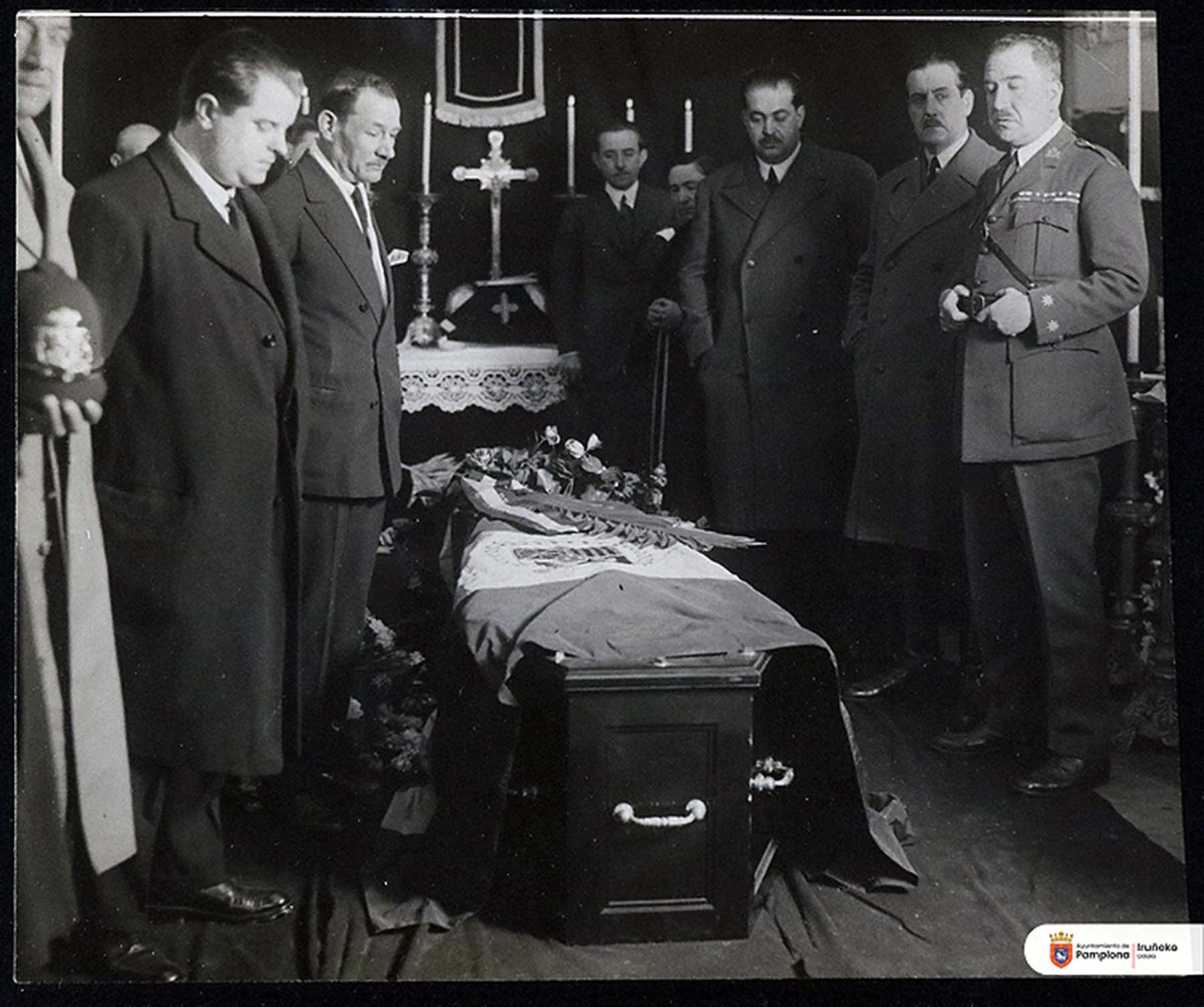 Foto 03 18 03 1930 COLECCIÓN ARAZURI Autoridades civiles y militares ante el féretro de Miguel Primo de Rivera, II Archivo Municipal U0100114