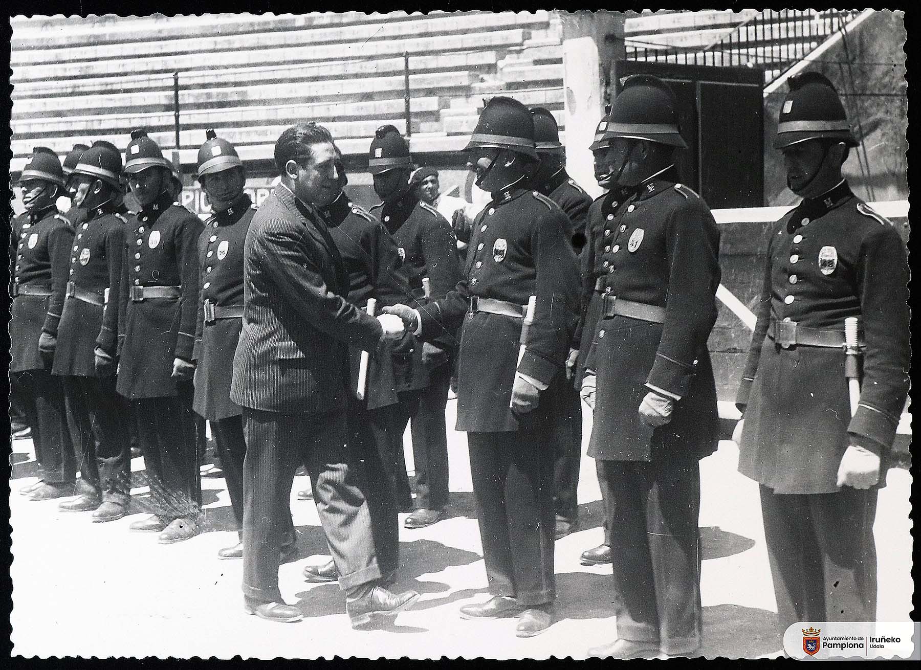 Foto 07 1931 El alcalde Mariano Ansó pasa revista al cuerpo de Policía Municipal en la plaza de toros. Archivo Municipal U0130218