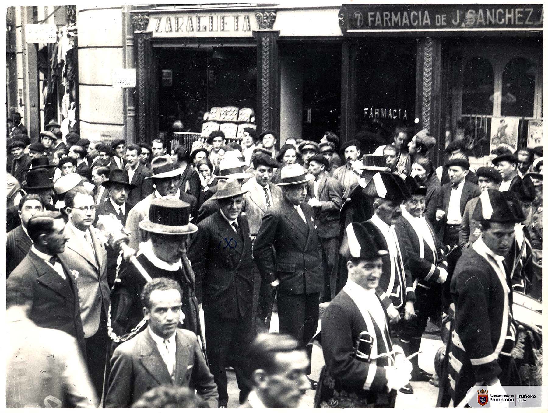 Foto 09 06 07 1931 La corporación municipal, presidida por el alcalde Ansó, se dirige a las Vísperas de San Fermín.Archivo Municipal AMP003039