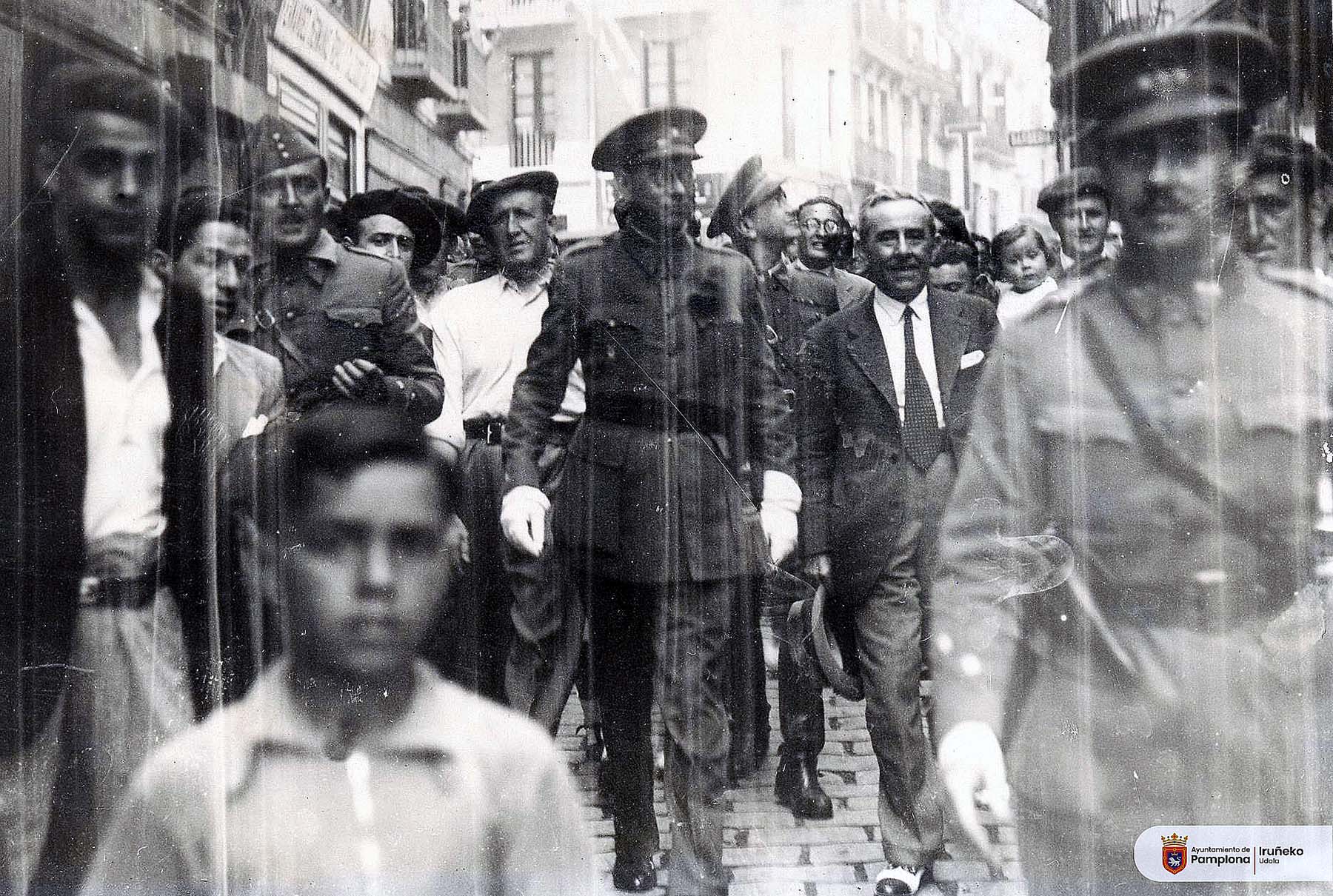 Foto 14 19 07 1936  El general Emilio Mola, acompañado de otros militares y del periodista Raimundo García, recorre las calles Archivo Municipal AMP002802