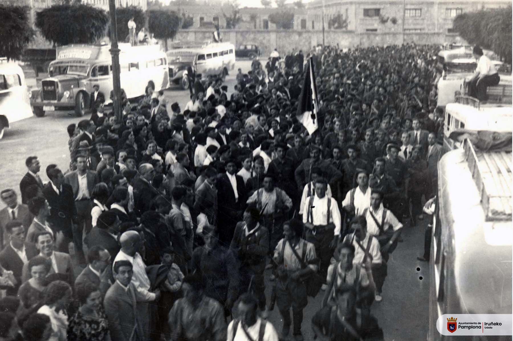 Foto 18 19 07 1939 COLECCIÓN MUNICIPAL Voluntarios concentrados en el exterior de la Estación de Autobuses dispuestos a partir Archivo Municipal AMP002813