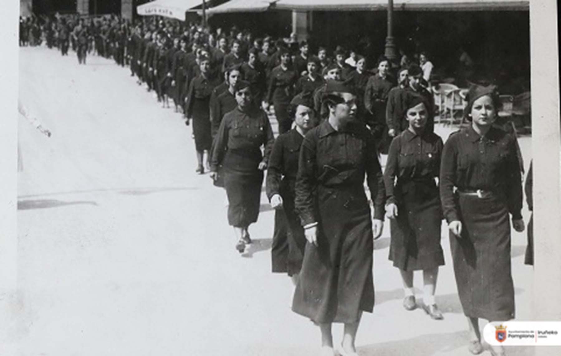 Foto 19 1936 2 Desfile de mujeres falangistas en la plaza del Castillo.Archivo Municipal U0110554
