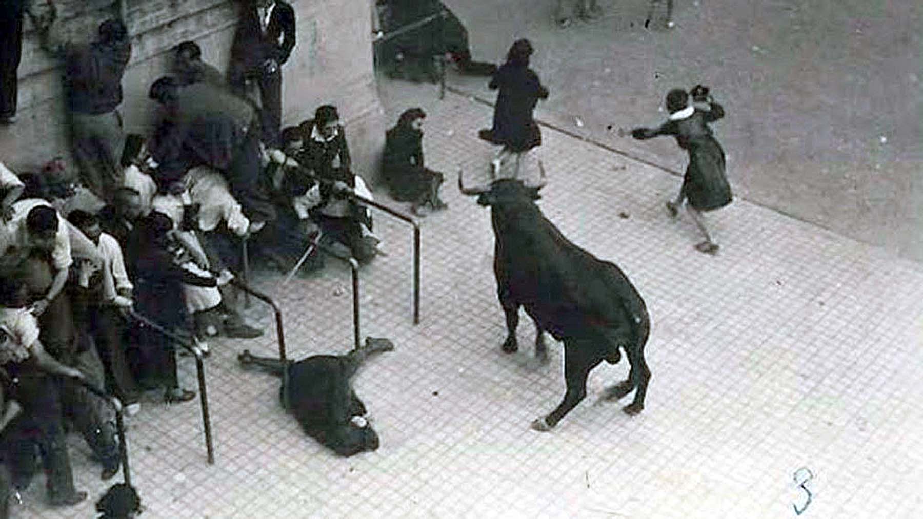 08/07/1939 La madre, Clara Herrera, yace herida en el suelo, María Jesús Larequi escapa con el bolso de su madre. FOTO: José Galle Gallego.