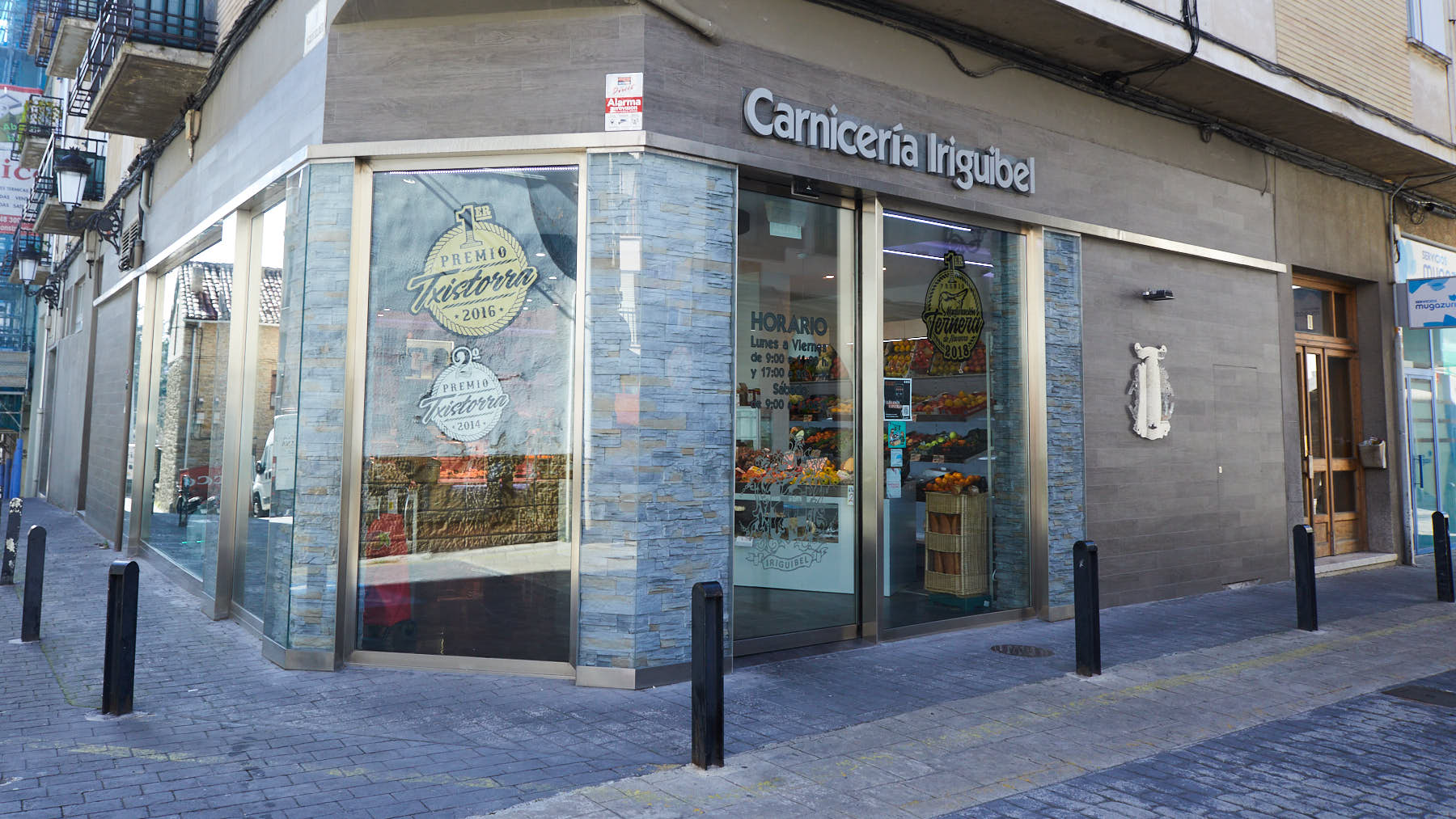 Proceso de elaboración del relleno en Cárnicas Iriguibel, en la calle Portal 1 de Huarte. IÑIGO ALZUGARAY