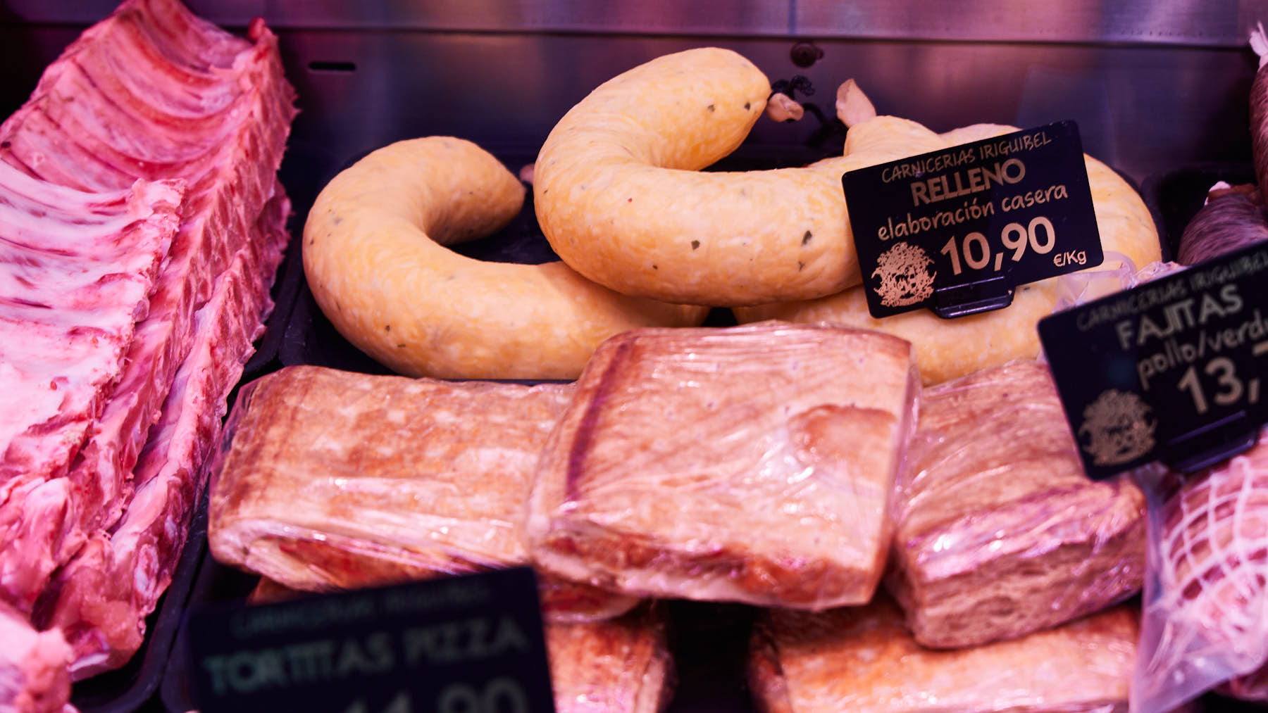 Proceso de elaboración del relleno en Cárnicas Iriguibel, en la calle Portal 1 de Huarte. IÑIGO ALZUGARAY