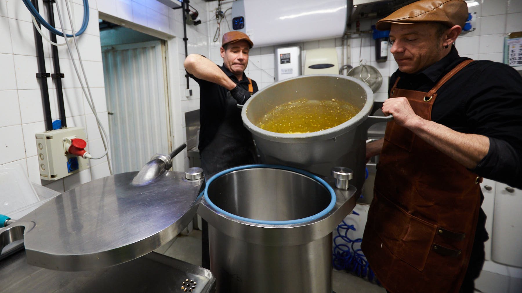 Proceso de elaboración del relleno en Cárnicas Iriguibel, en la calle Portal 1 de Huarte. IÑIGO ALZUGARAY