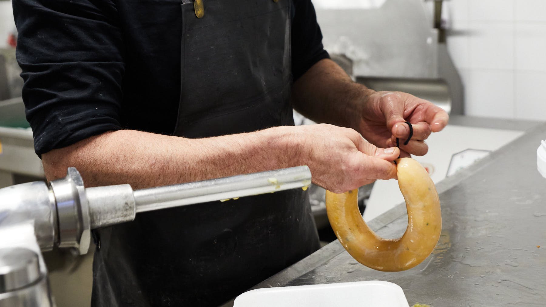 Proceso de elaboración del relleno en Cárnicas Iriguibel, en la calle Portal 1 de Huarte. IÑIGO ALZUGARAY