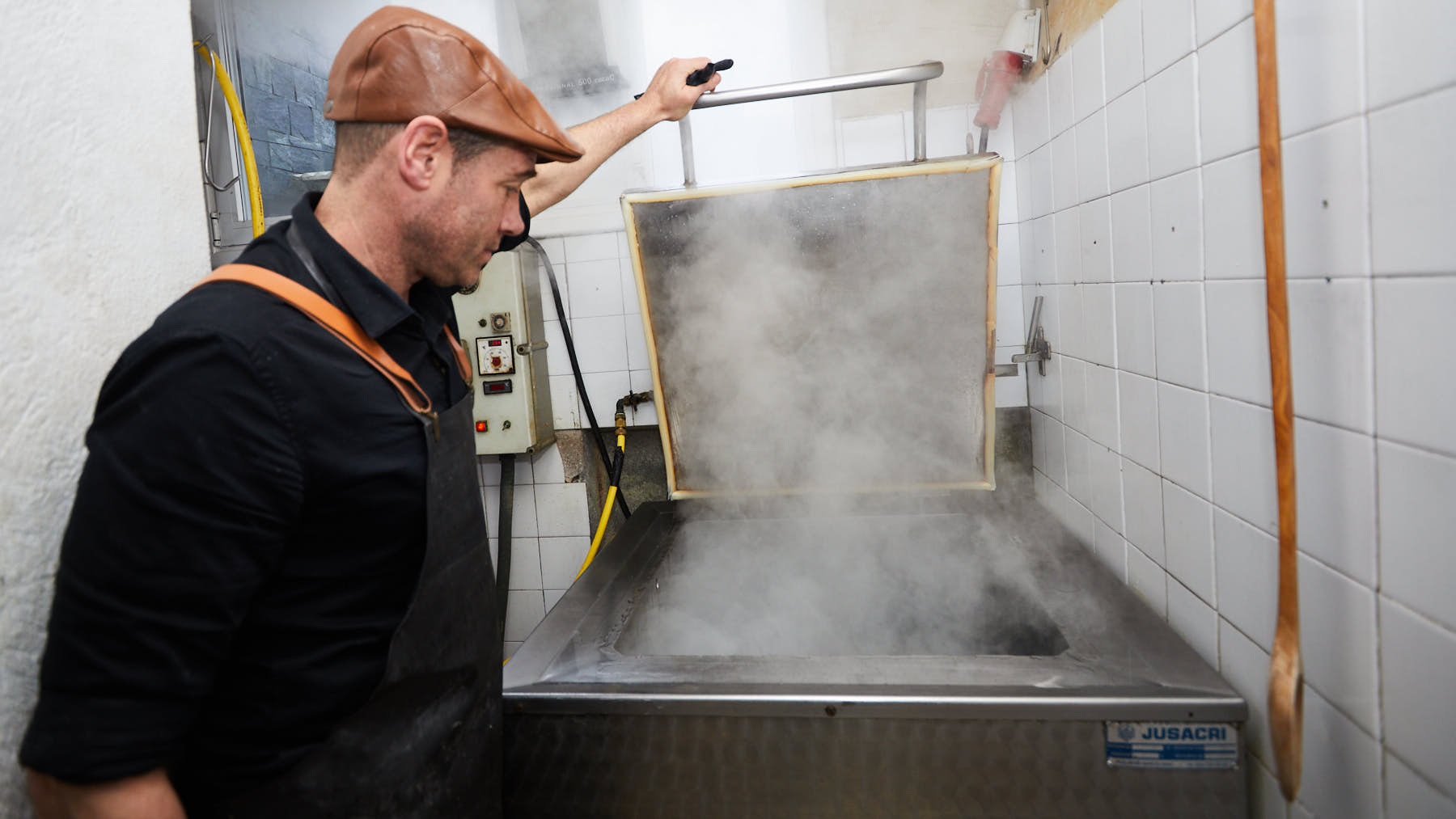 Proceso de elaboración del relleno en Cárnicas Iriguibel, en la calle Portal 1 de Huarte. IÑIGO ALZUGARAY