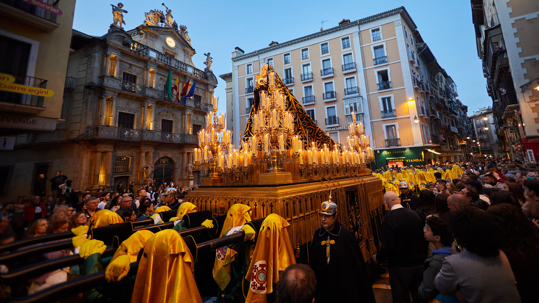 El paso de La Dolorosa sale de la Catedral de Santa María La Real y recorre las calles de Pamplona durante la procesión de Viernes Santo. IÑIGO ALZUGARAY