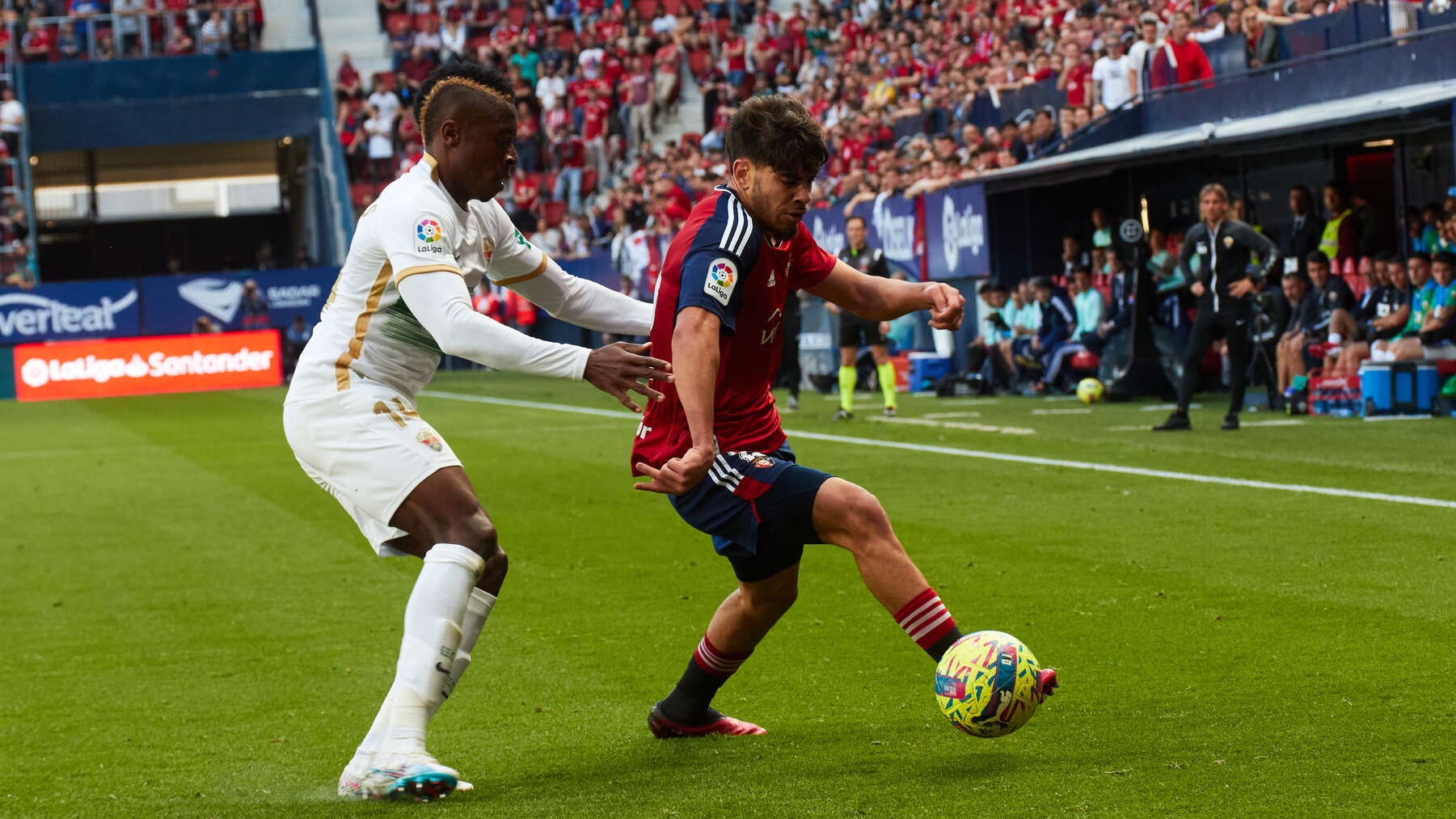 H Palacios (14. Elche CF) y Ez Abde (12. CA Osasuna) durante el partido de la Liga Santander entre CA Osasuna y Elche CF disputado en el estadio de El Sadar en Pamplona. IÑIGO ALZUGARAY