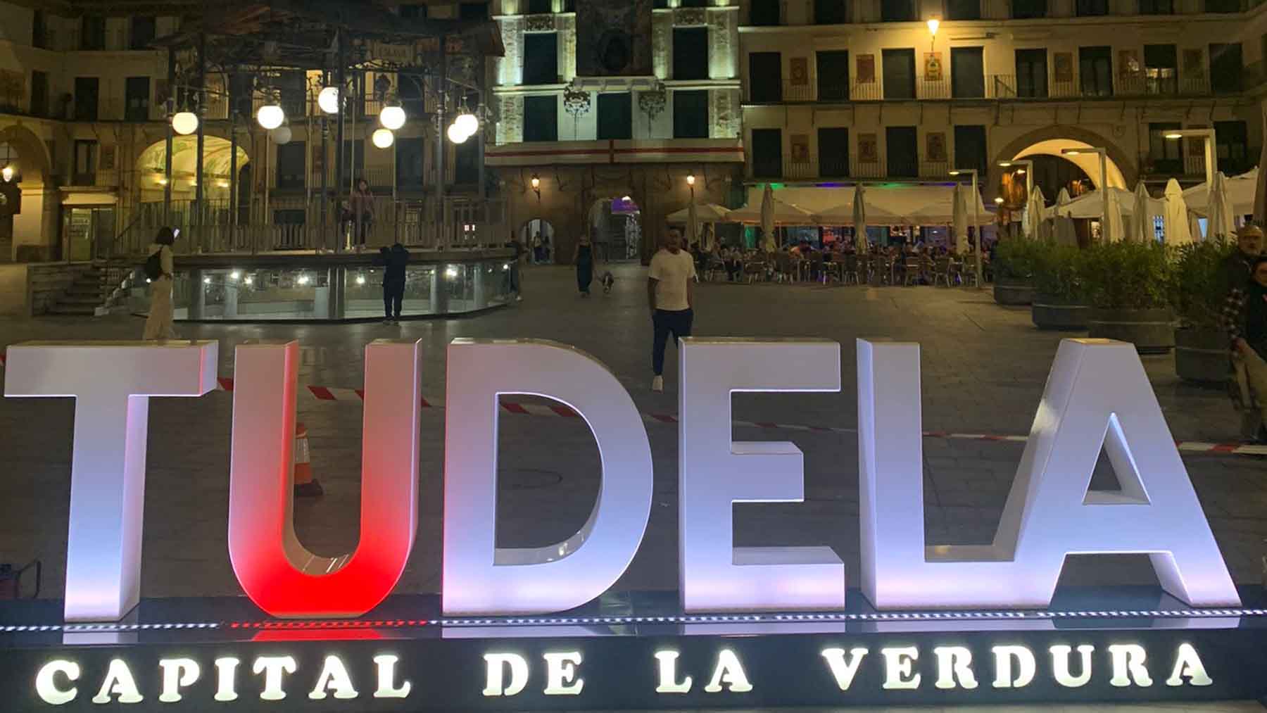 Las letras de Tudela ya lucen en todo su esplendor en la Plaza de los Fueros. CEDIDA