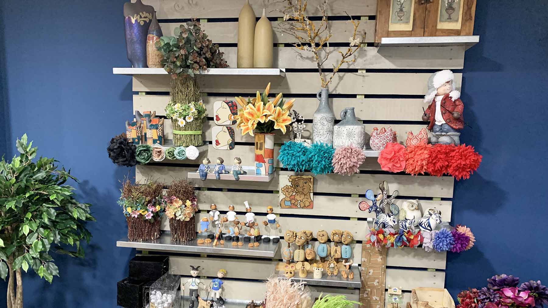 Interior de la tienda Liquen en la calle Navarro Villoslada 6 de Pamplona. Navarra.com