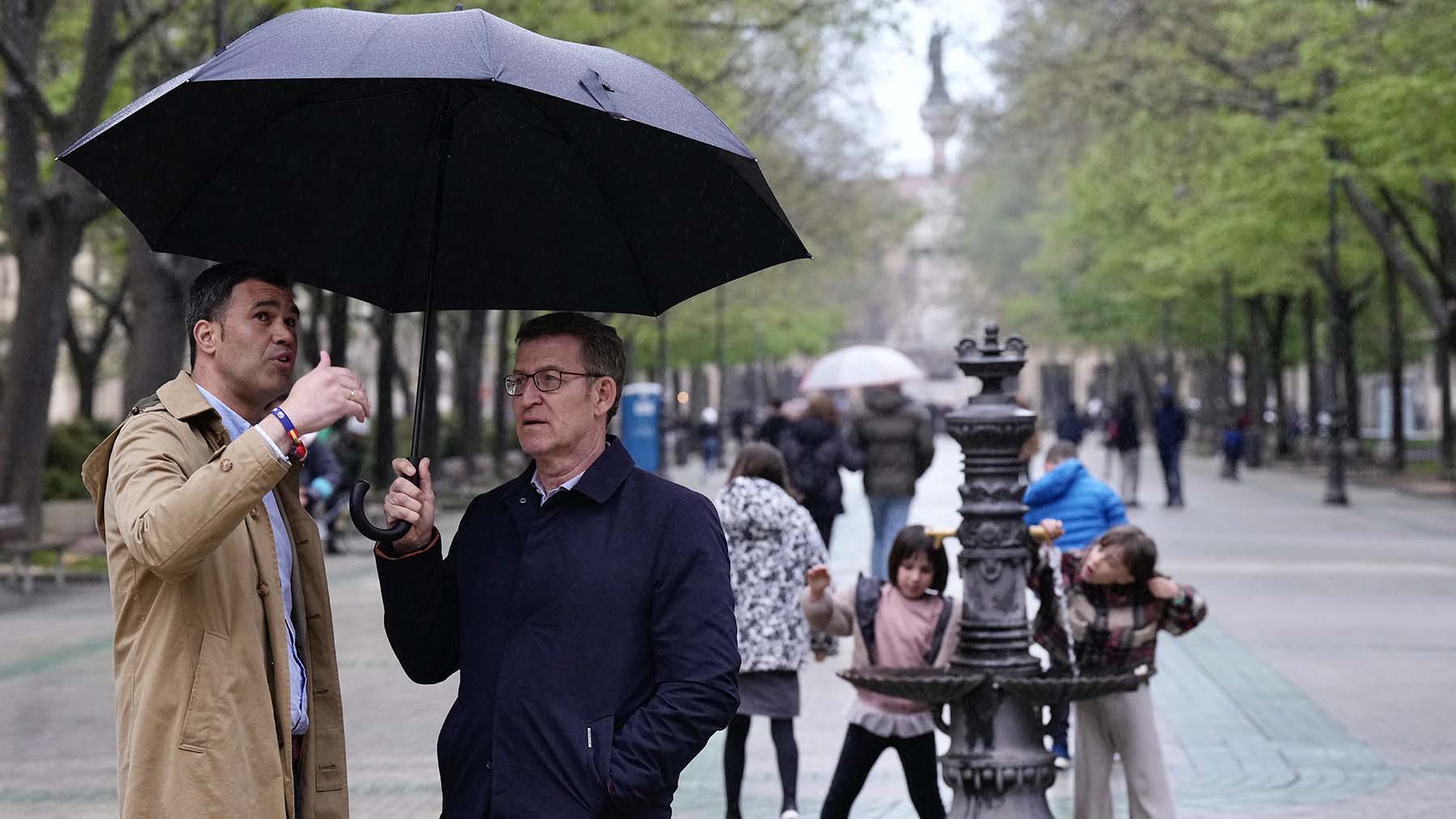 El presidente del Partido Popular, Alberto Núñez Feijóo, junto al presidente del partido en Navarra, Javier García, en el paseo de Sarasate de Pamplona. CEDIDA