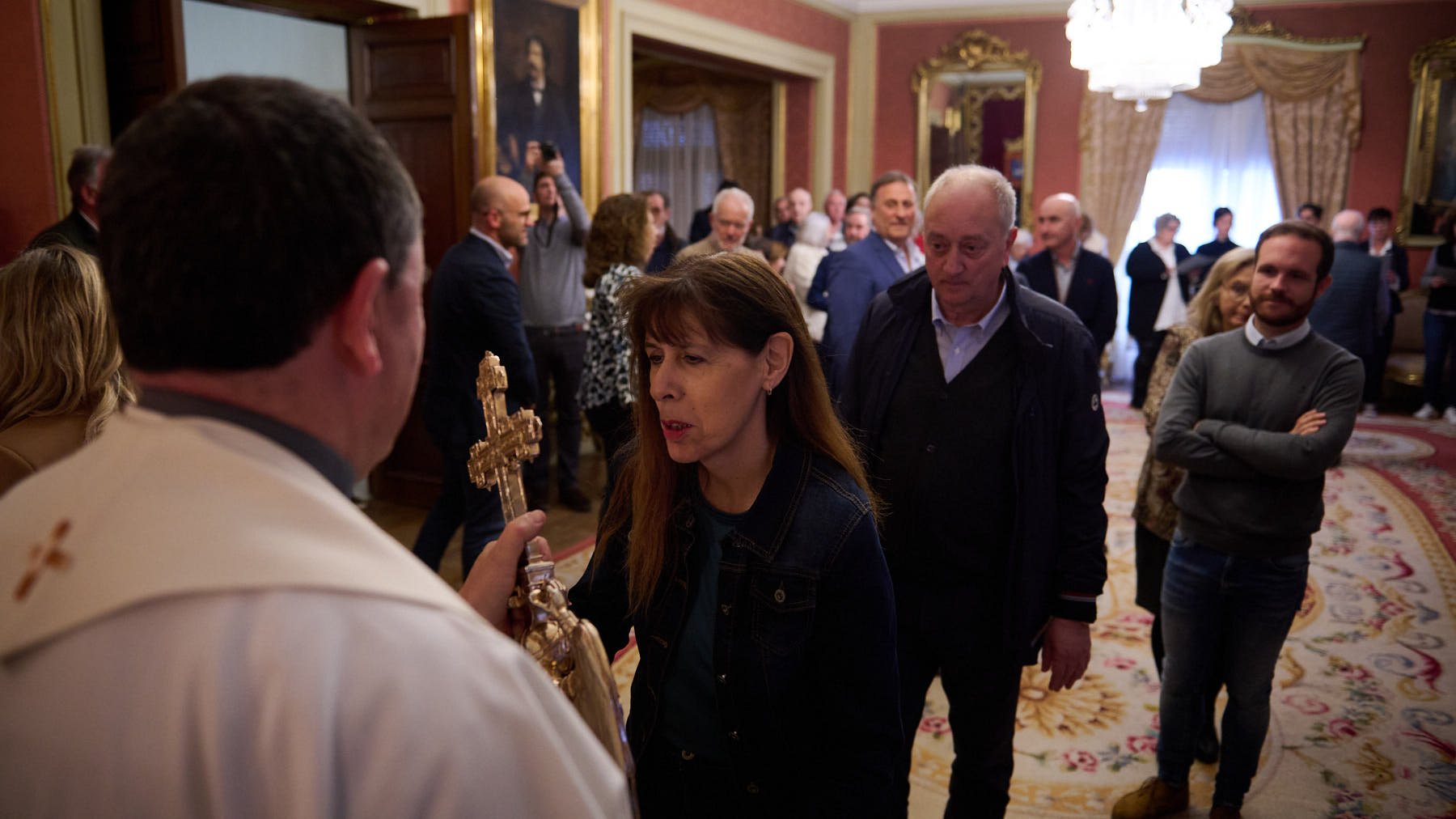 El Ayuntamiento de Pamplona recibe la imagen del Ángel de Aralar en su recorrido por Navarra en 2023. PABLO LASAOSA
