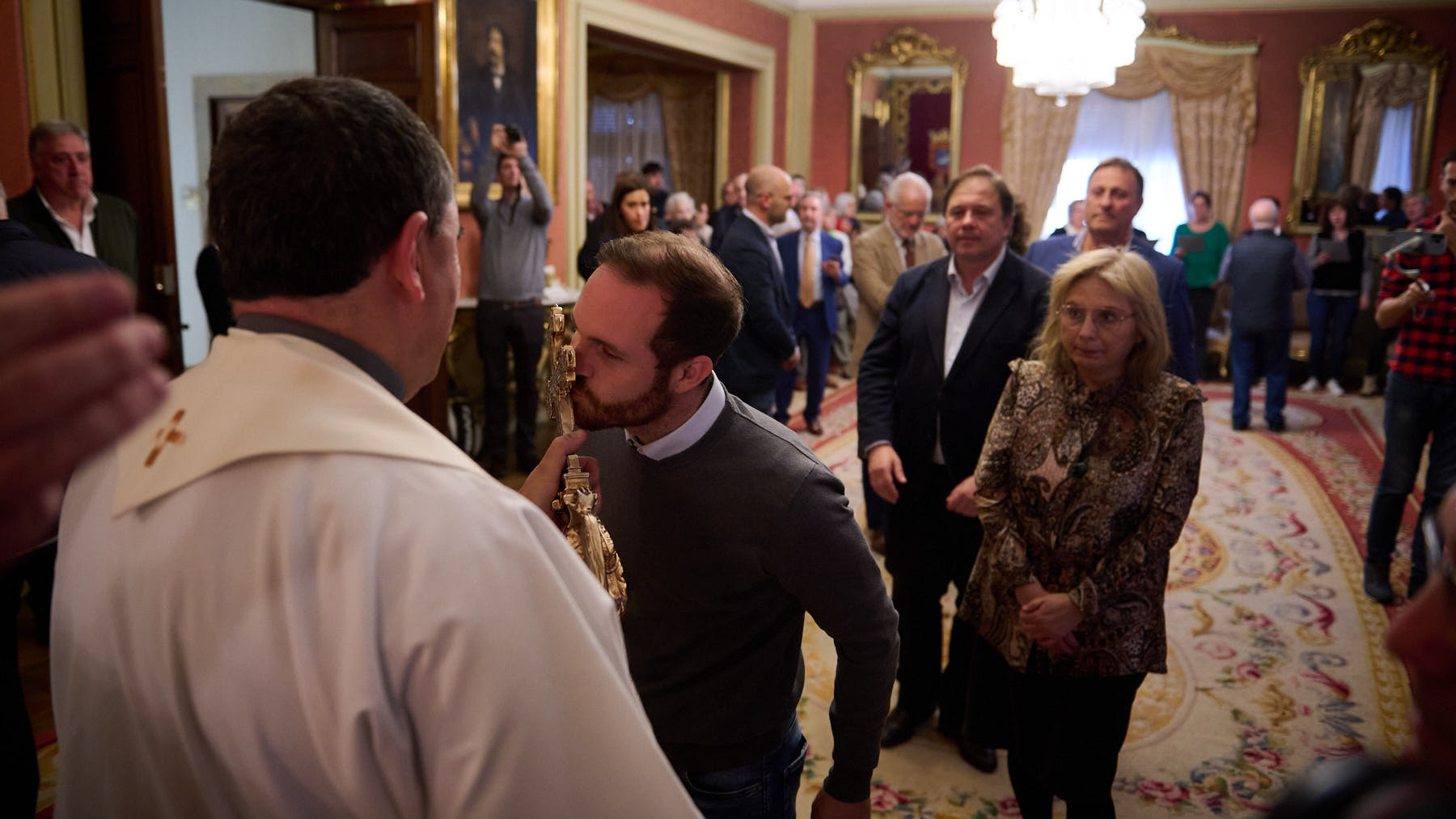 El Ayuntamiento de Pamplona recibe la imagen del Ángel de Aralar en su recorrido por Navarra en 2023. PABLO LASAOSA