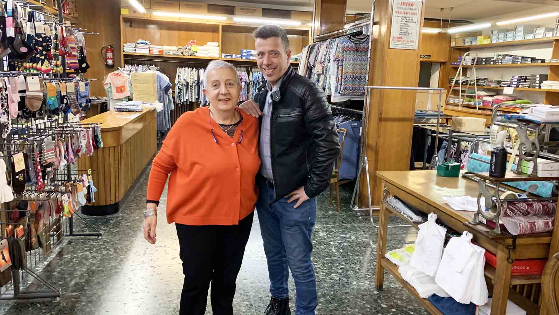 Inmaculada Martínez y su sobrino Carlos Ollo en la tienda Numancia de Pamplona. Navarra.com