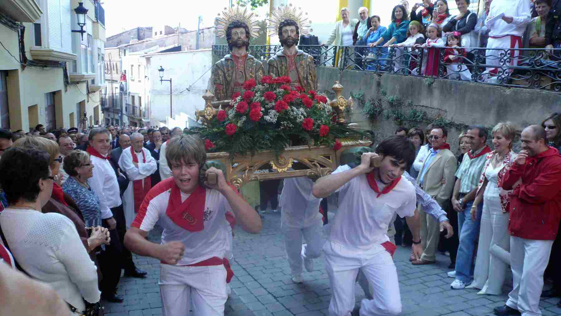 El Robo de los Santos de Arnedo. Una cuadrilla de Andosilla intenta 'robar' las imágenes de San Cosme y San Damián. CEDIDA