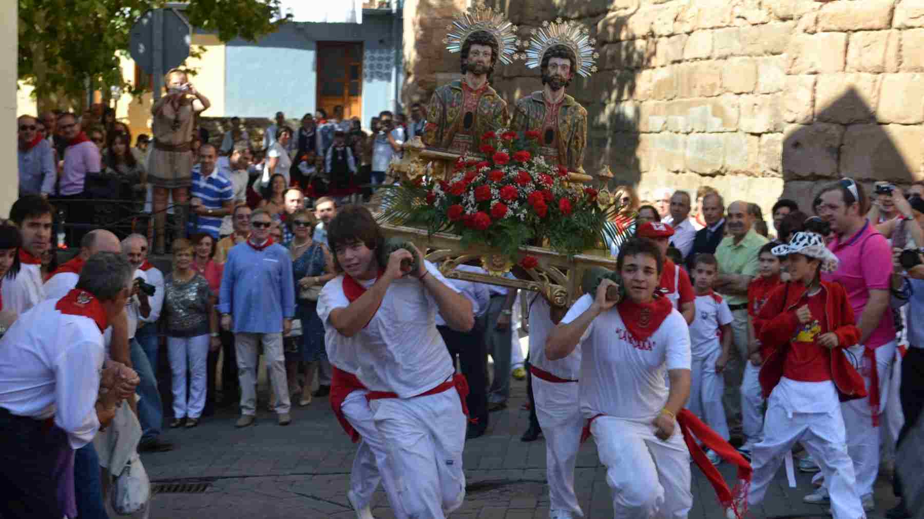 El Robo de los Santos de Arnedo. Una cuadrilla de Andosilla intenta 'robar' las imágenes de San Cosme y San Damián. CEDIDA