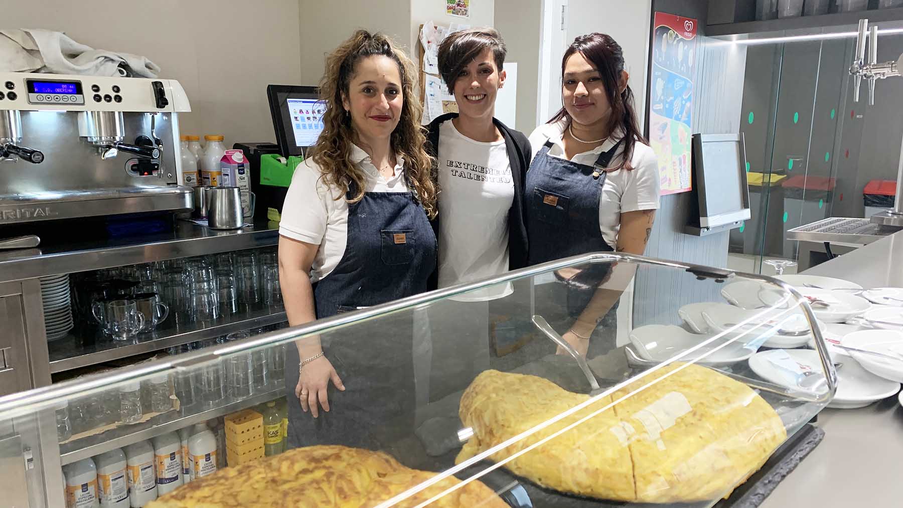 Tamara Sáez Rodríguez, Ana López Díaz y Cris Da Silva en la barra del bar restaurante de Oberena. Navarra.com