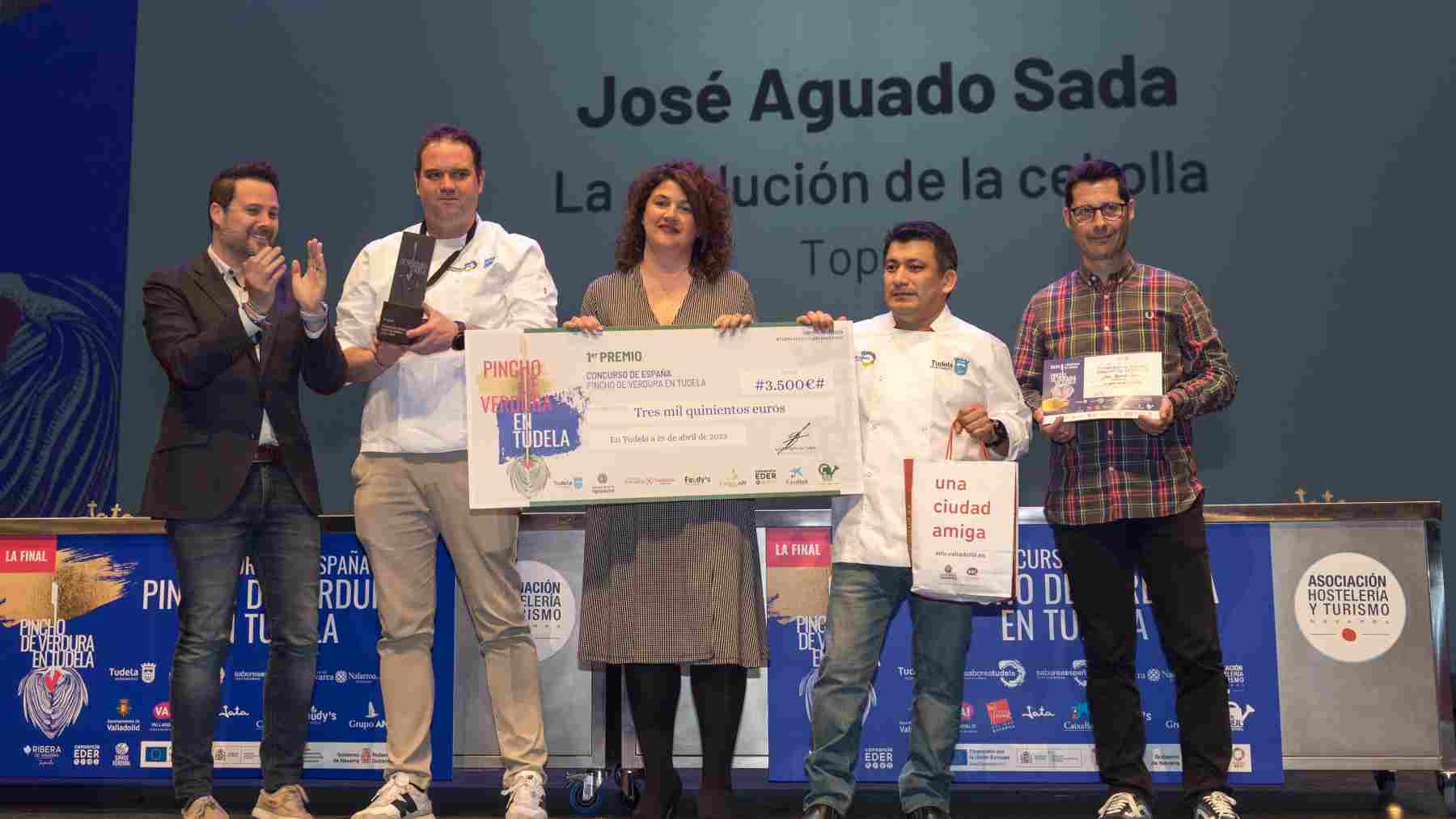 José Aguado recoge el premio que le acredita como ganador del I Concurso de España de Pinchos de Verdura. AYUNTAMIENTO DE TUDELA