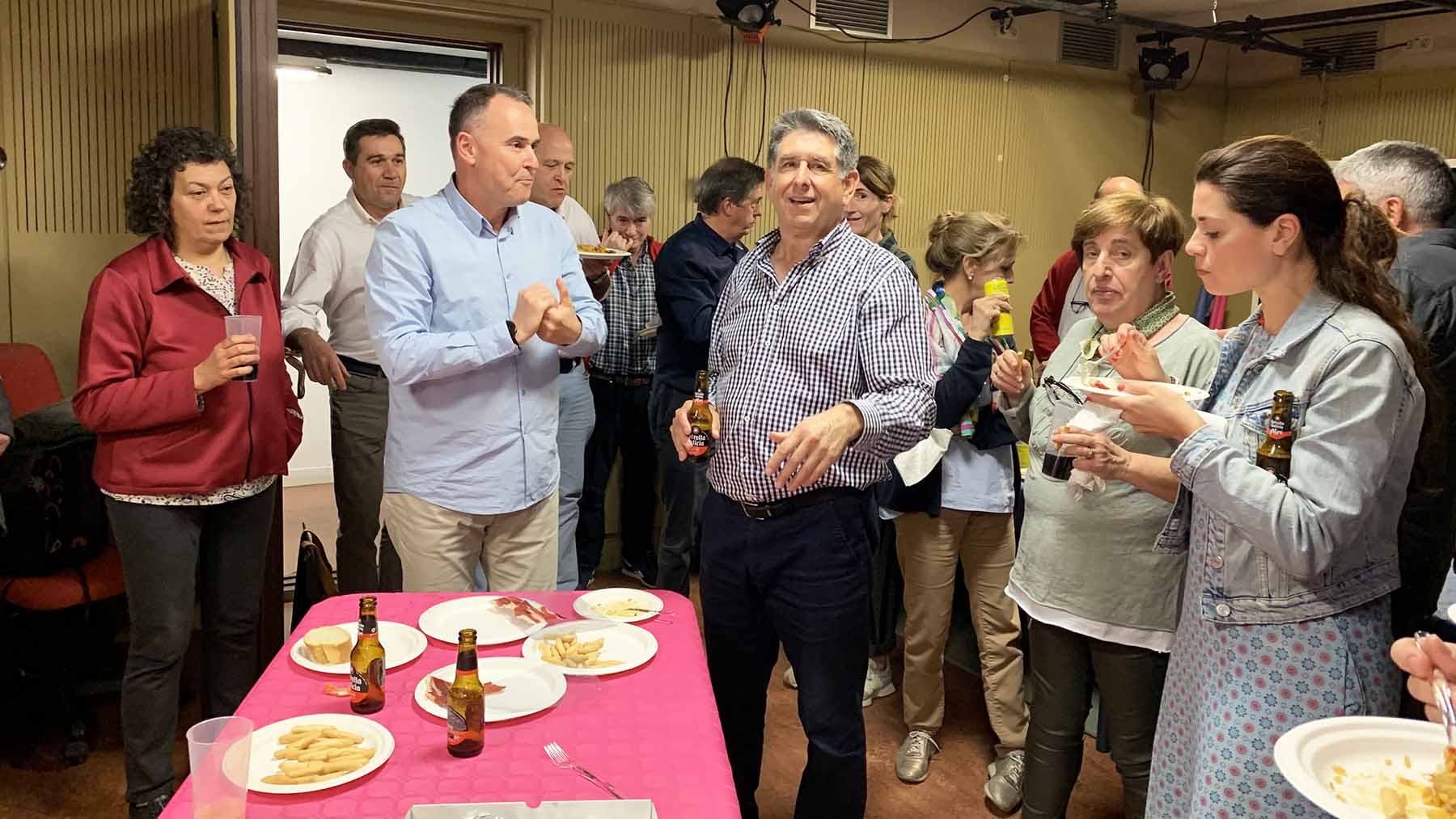 Miguel Setuáin junto a Javier Izu y sus compañeros de RTVE Navarra en el aperitivo por su jubilación. Navarra.com
