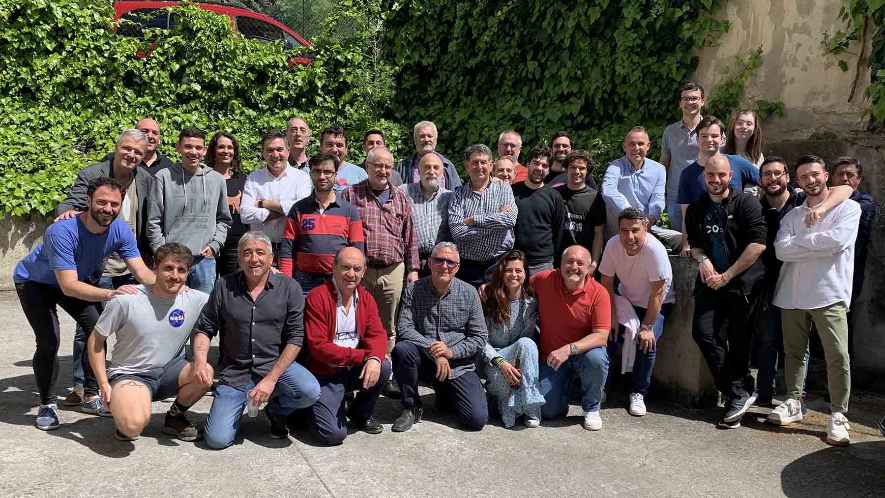 Los trabajadores de RTVE Navarra en Pamplona posan con Miguel Setuáin. Navarra.com