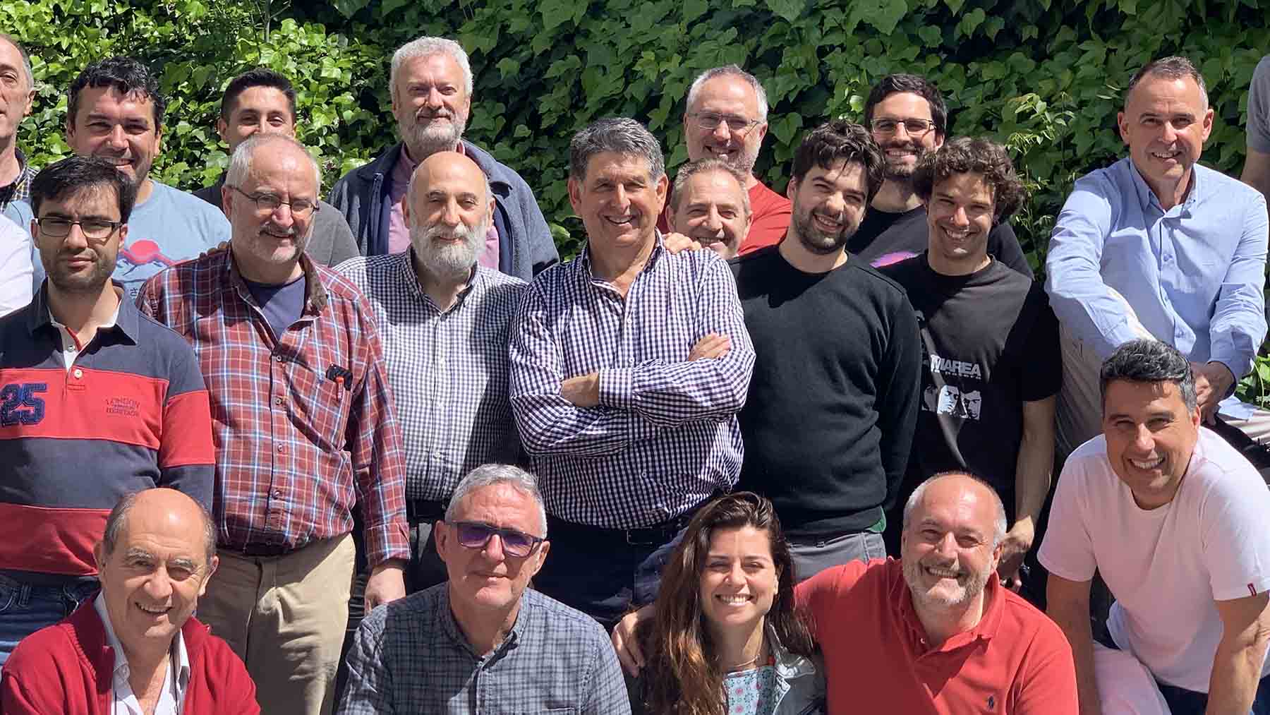 Miguel Setuáin, en el centro de la imagen, con sus compañeros de RTVE Navarra en Pamplona. Navarra.com