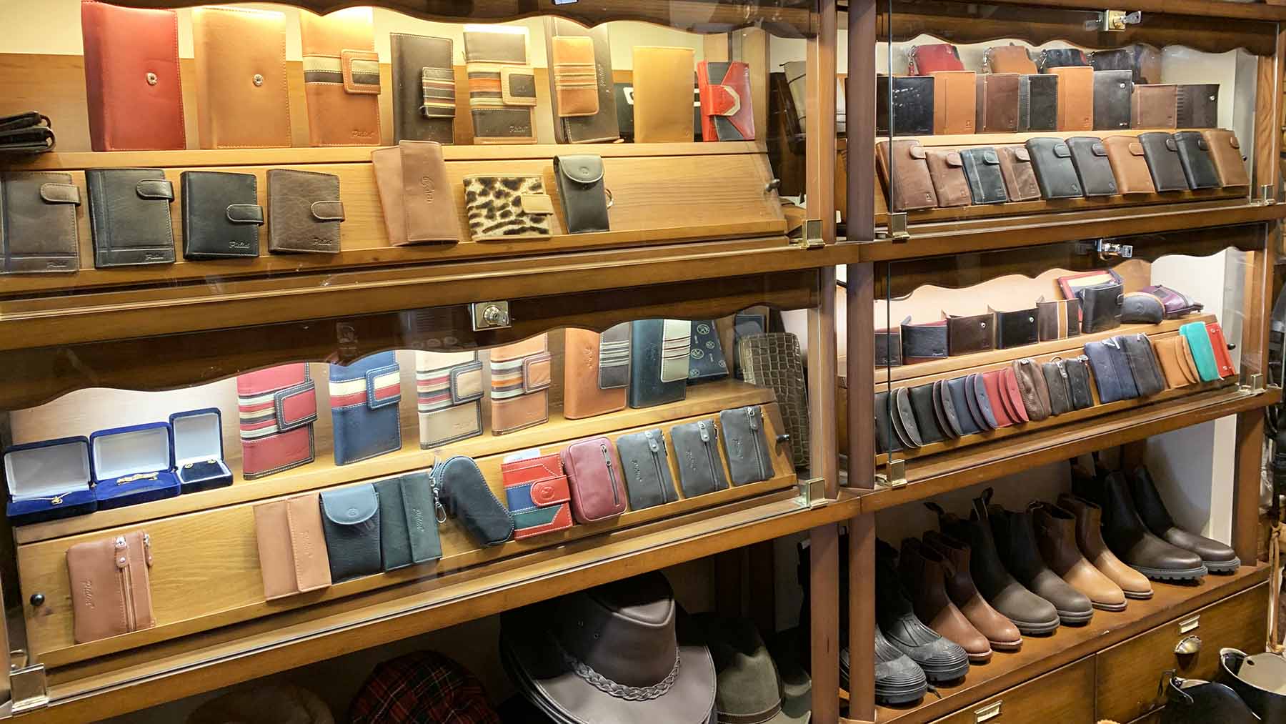 Interior de la tienda Casa Garatea en el casco viejo de Pamplona. navarra.com