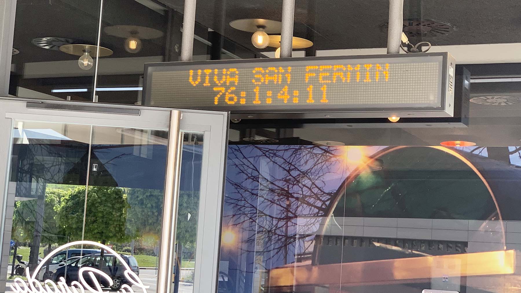 Panel informativo con los días y horas que faltan para Sanfermines en La Parada de Noa. Navarra.com