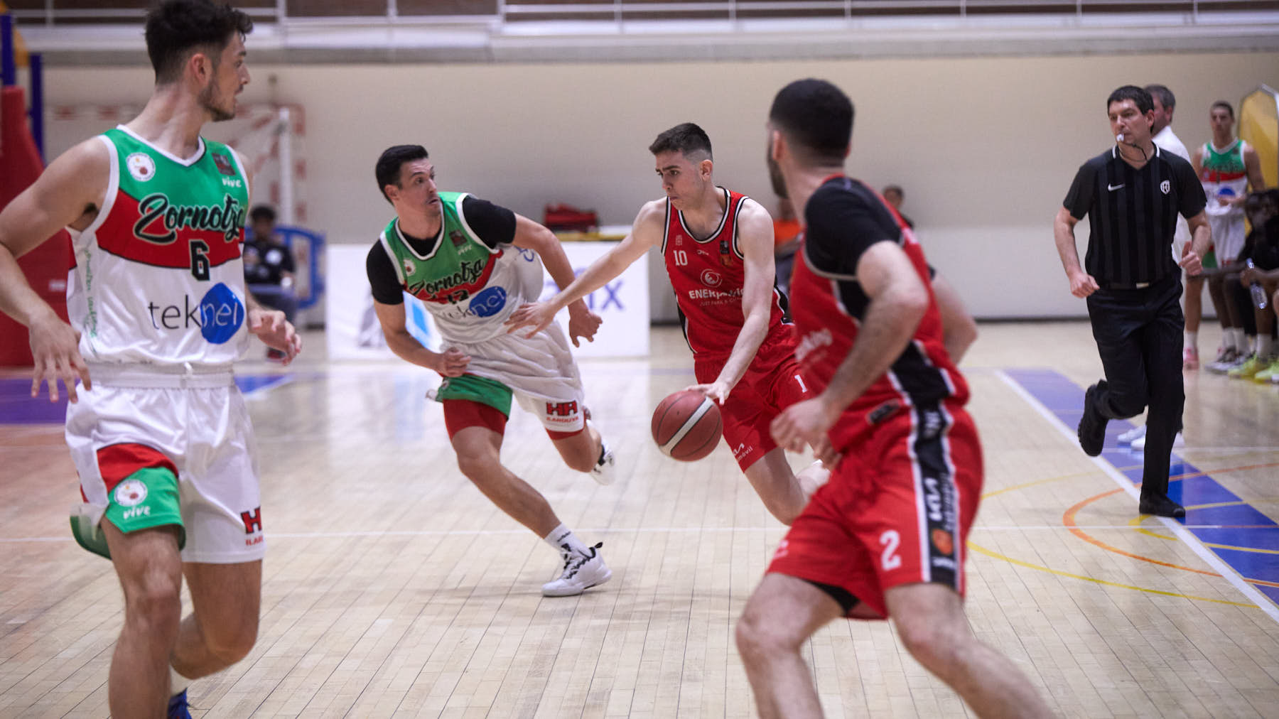Partido de cuartos de final del playoff hacia la LEB Oro entre ENERparking Basket Navarra y Teknei Bizkaia Zornotza disputado en el pabellón Arrosadia de Pamplona. IÑIGO ALZUGARAY