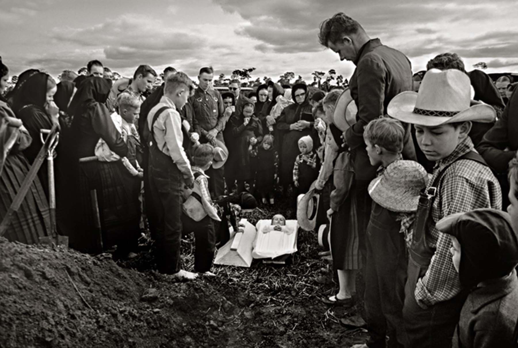 Foto 12. Entierro de un niño en la comunidad menonita de Nuevo Durango (Fotografía Miguel Bergasa, cortesía del autor)
