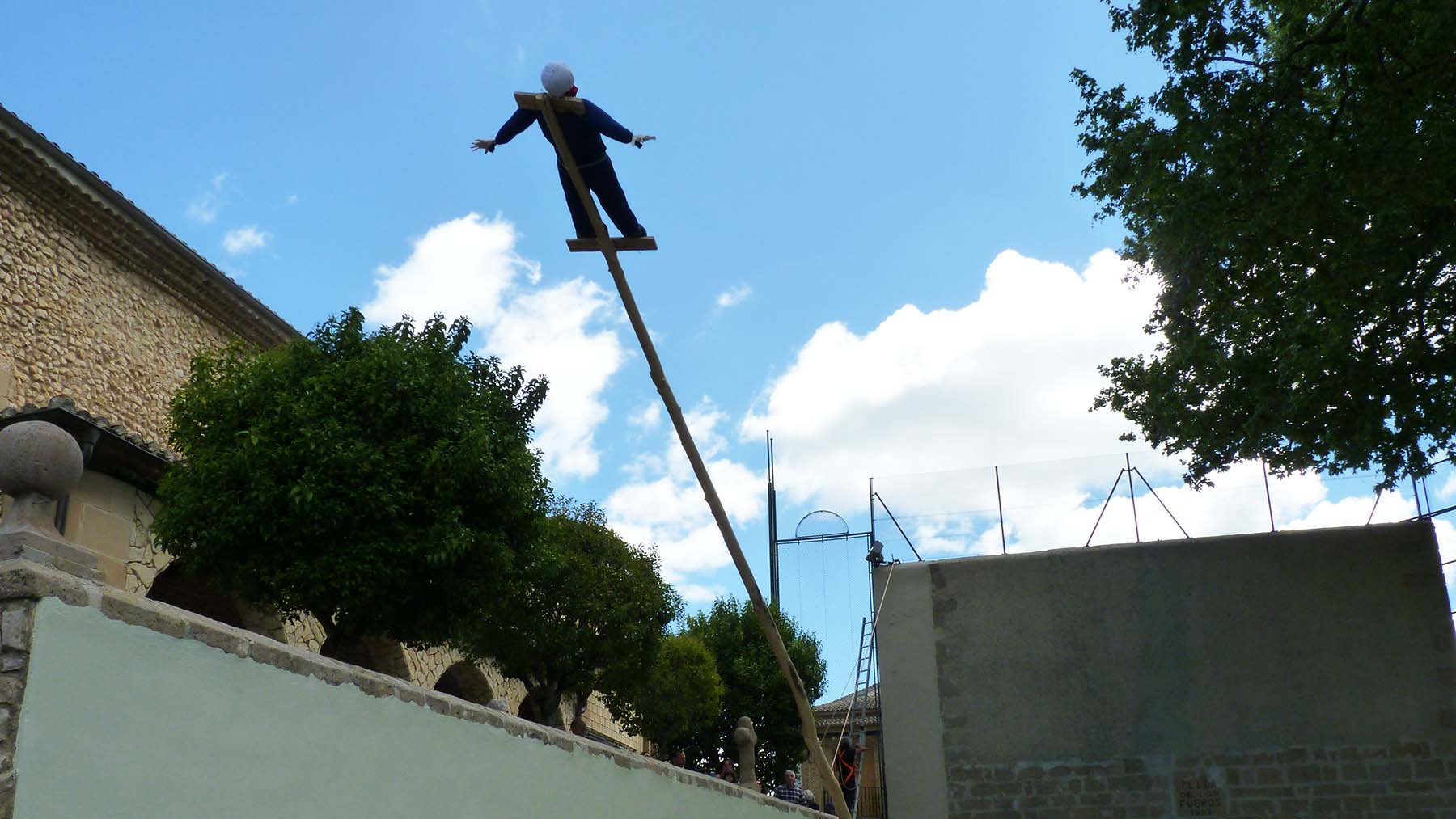 Alzado del 'mayo' con cuerdas en el frontón de Murieta. Navarra.com