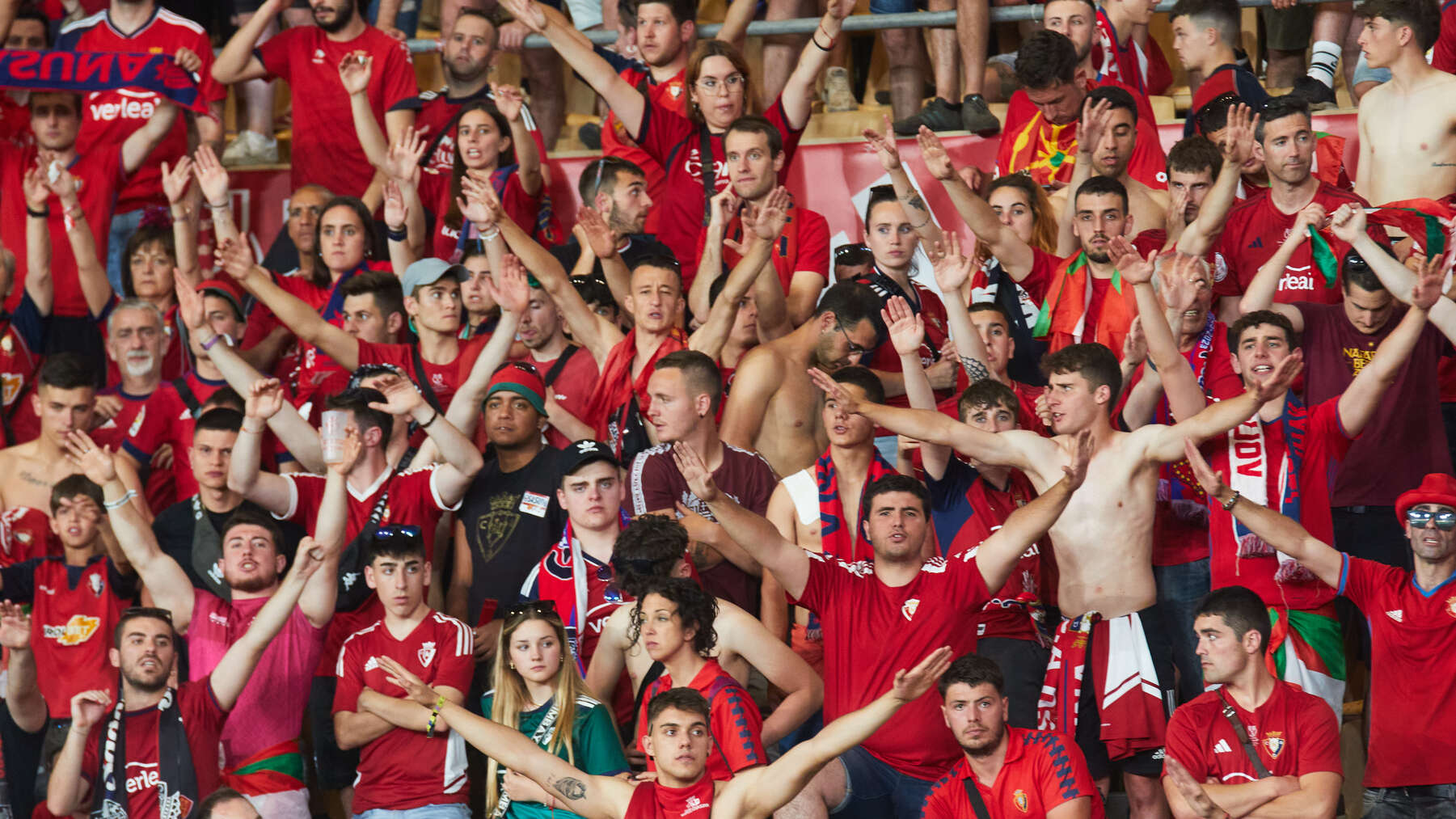 Los jugadores y el cuerpo técnico de Osasuna agradecen a la afición rojilla el apoyo recibido tras la derrota en la final de la Copa del Rey 2023 frente al Real Madrid. IÑIGO ALZUGARAY