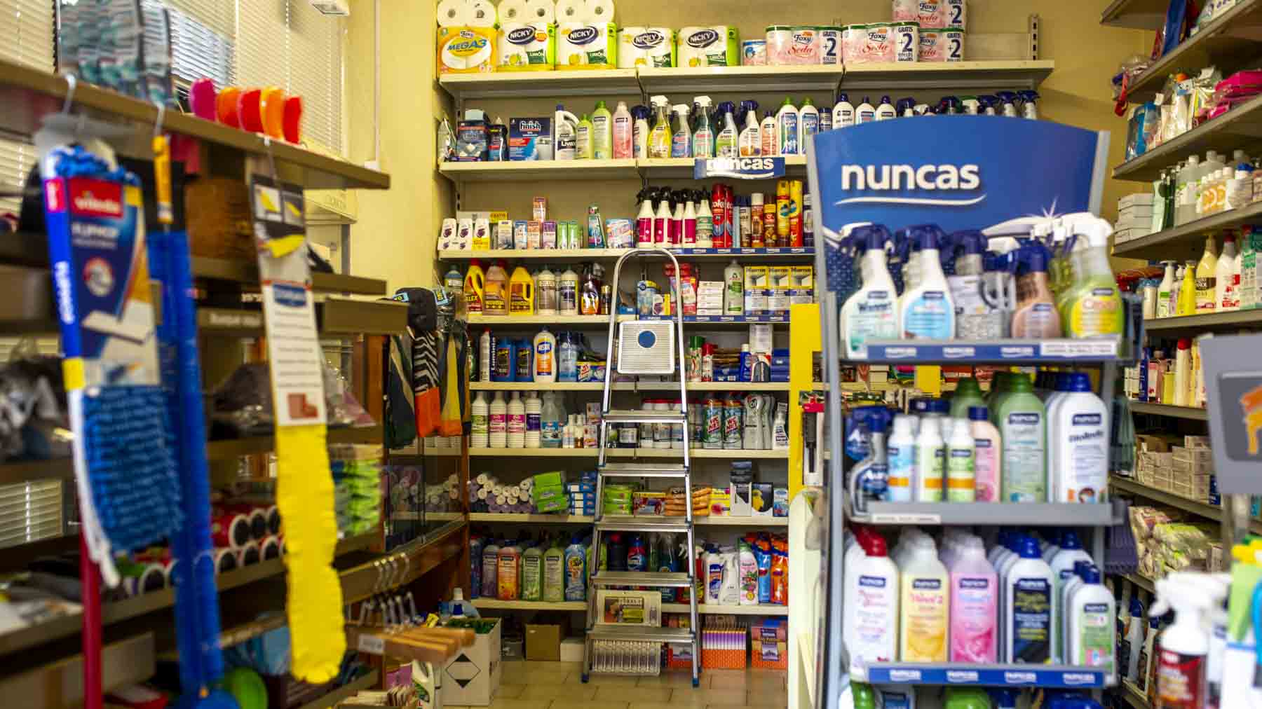 Droguería Mary, fundada en 1955 y ubicada en la calle Paulino Caballero 28, Pamplona. JASMINA AHMETSPAHIC