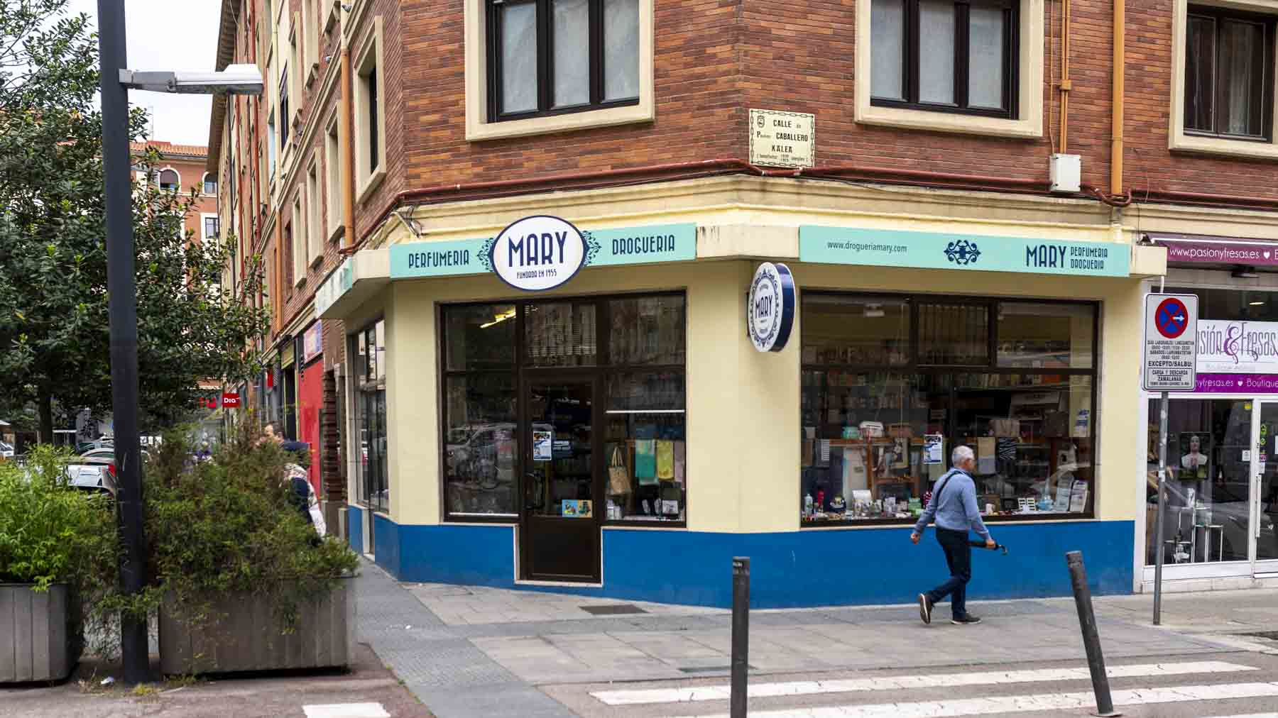 Droguería Mary, fundada en 1955 y ubicada en la calle Paulino Caballero 28, Pamplona. JASMINA AHMETSPAHIC