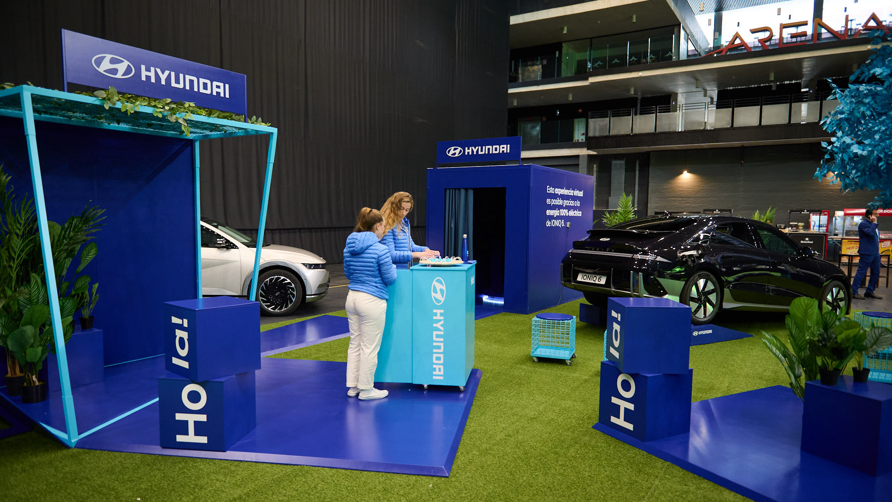 Stand de Automóviles Hyunday en la Feria de la movilidad sostenible Ecomovers que se celebra en el Navarra Arena de Pamplona. PABLO LASAOSA