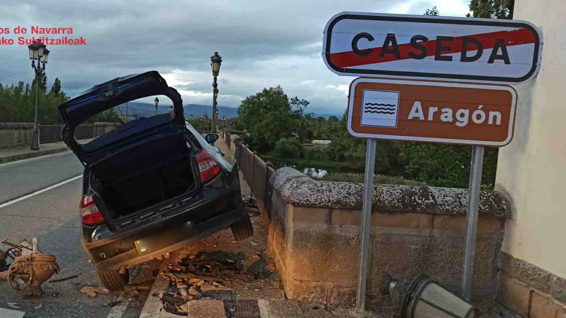 El vehículo quedó en cajado sobre la base de la foral y se detuvo ante la barandilla del puente. BOMBEROS DE NAVARRA