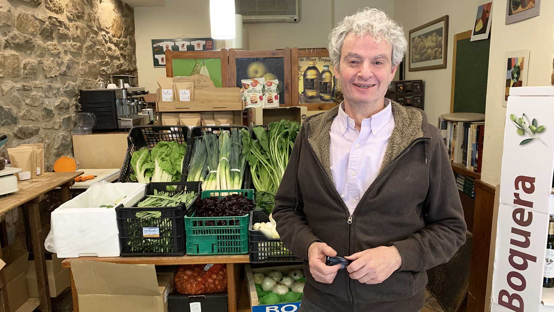 Josecho Platero en la tienda de frutas y verduras Langarica en Pamplona. Navarra.com
