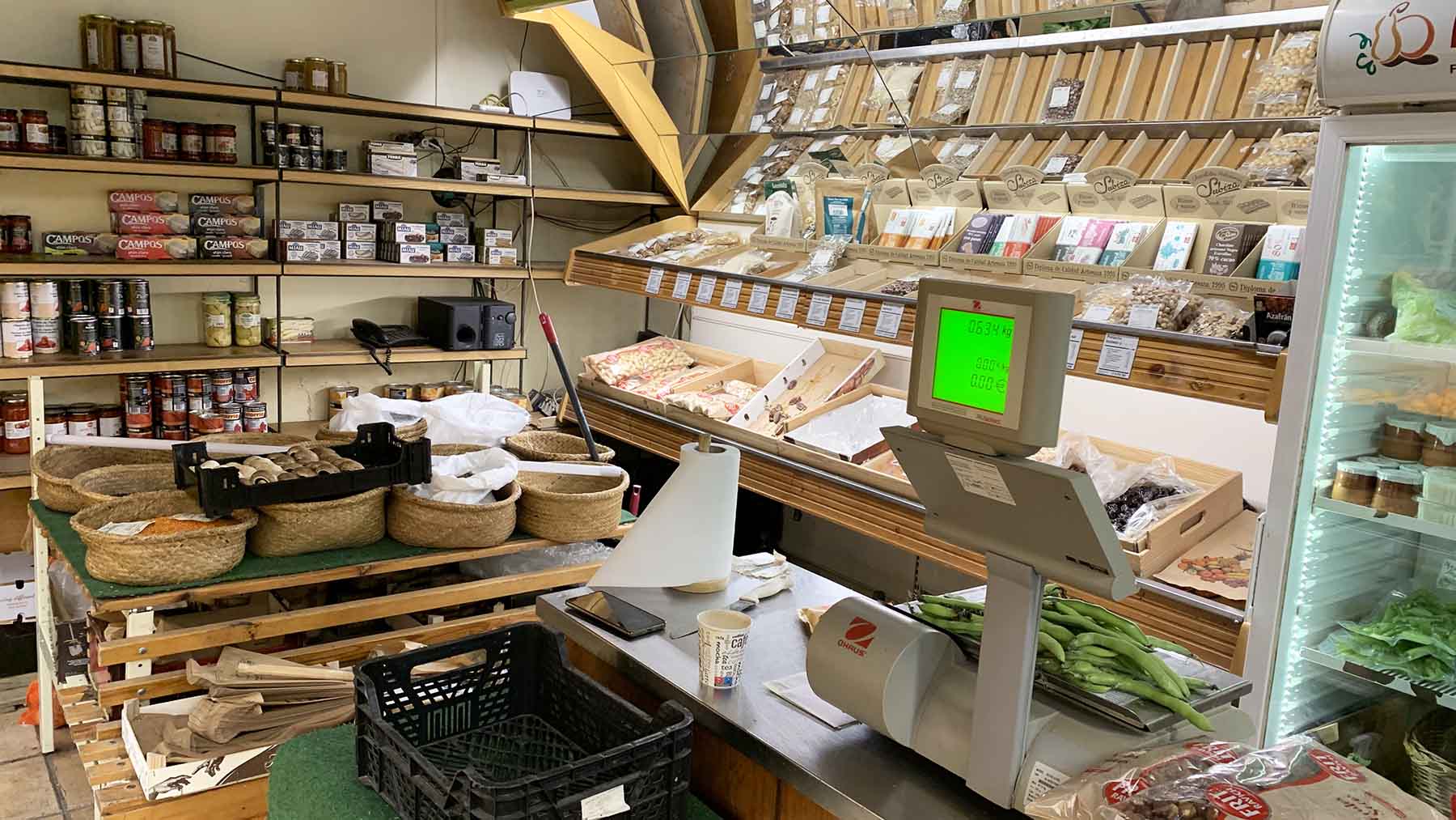 Interior de la tienda de frutas y verduras Langarica en Pamplona. Navarra.com