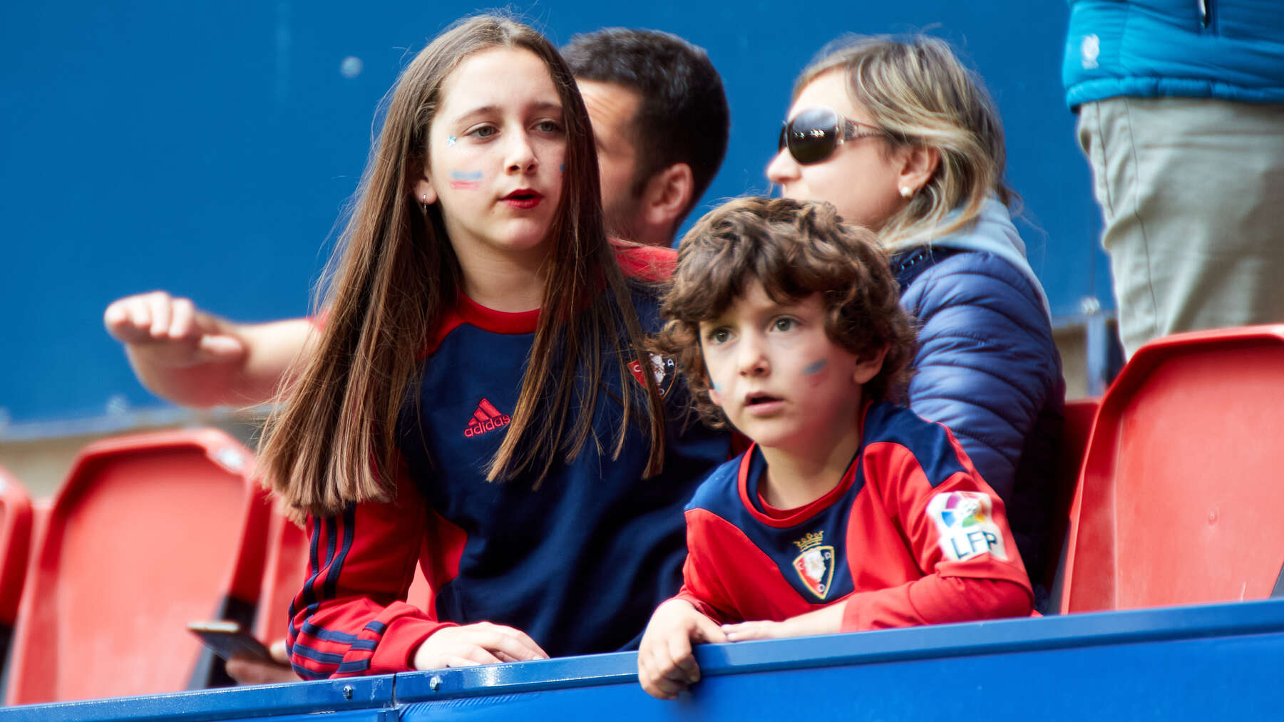 La grada del estadio de El Sadar durante el partido de la Liga Santander entre CA Osasuna y UD Almería disputado en Pamplona. IÑIGO ALZUGARAY