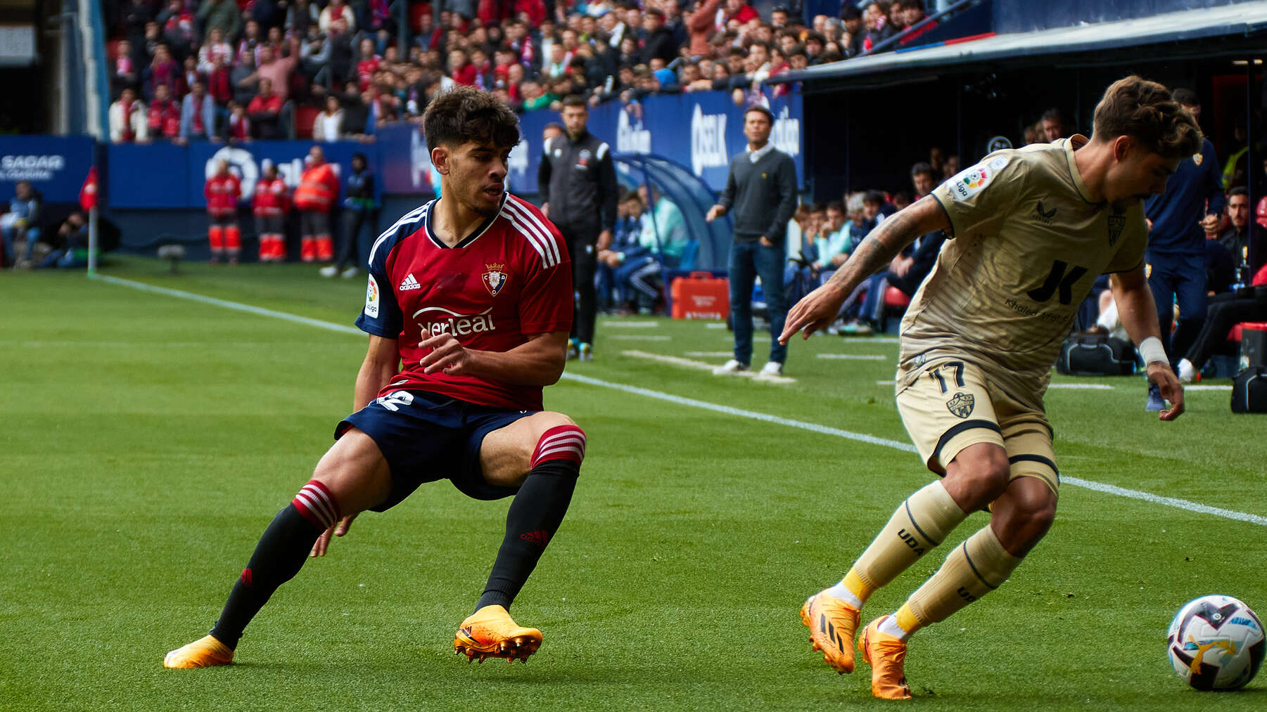 Ez Abde (12. CA Osasuna) y Alex Pozo (17. UD Almeria) durante el partido de la Liga Santander entre CA Osasuna y UD Almería disputado en el estadio de El Sadar en Pamplona. IÑIGO ALZUGARAY