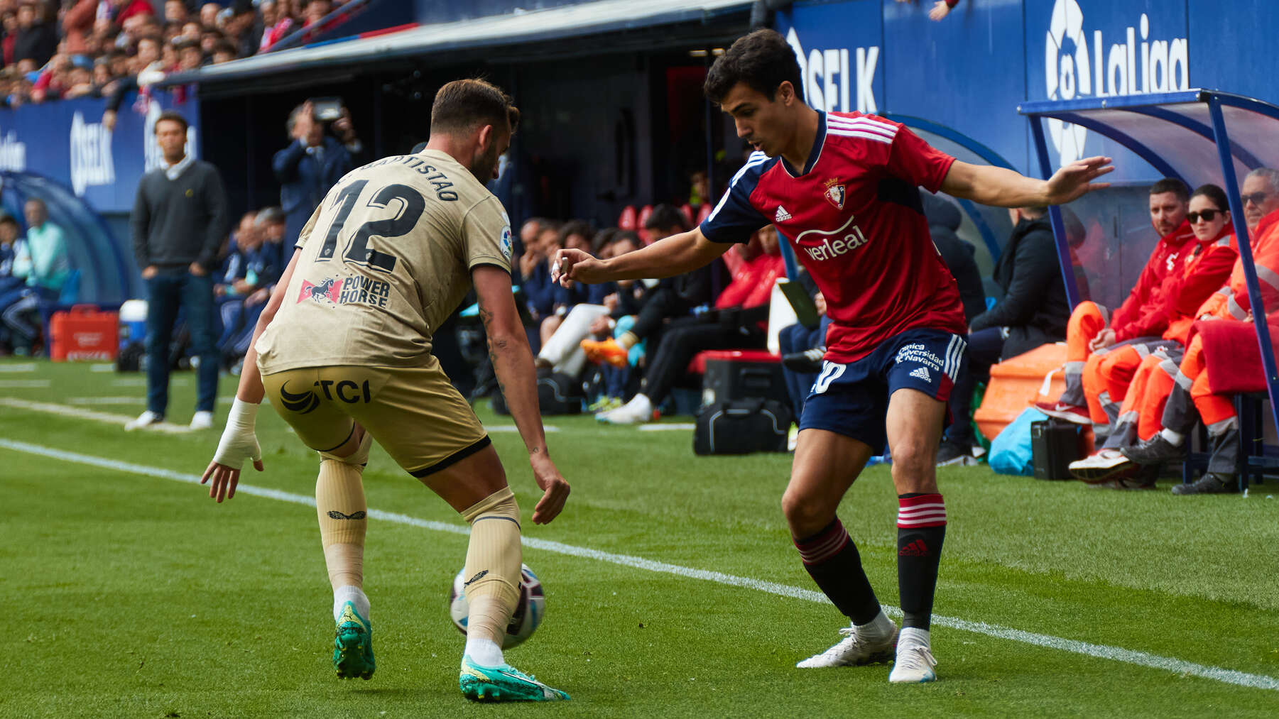 L Baptistao (12. UD Almeria) y Manu Sánchez (20. CA Osasuna) durante el partido de la Liga Santander entre CA Osasuna y UD Almería disputado en el estadio de El Sadar en Pamplona. IÑIGO ALZUGARAY