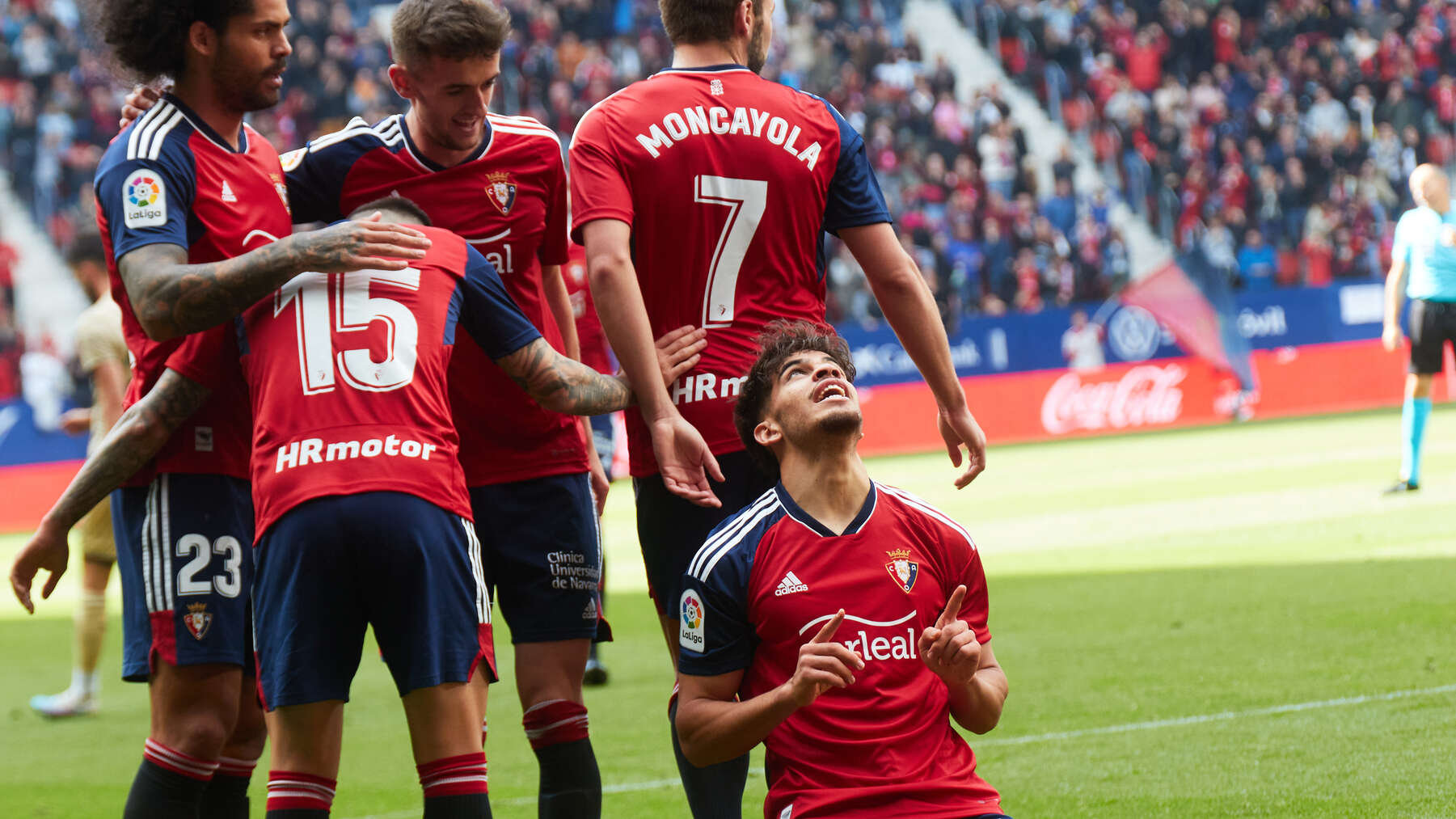 Los jugadores de Osasuna celebran el gol de Ez Abde (2-0) durante el partido de la Liga Santander entre CA Osasuna y UD Almería disputado en el estadio de El Sadar en Pamplona. IÑIGO ALZUGARAY