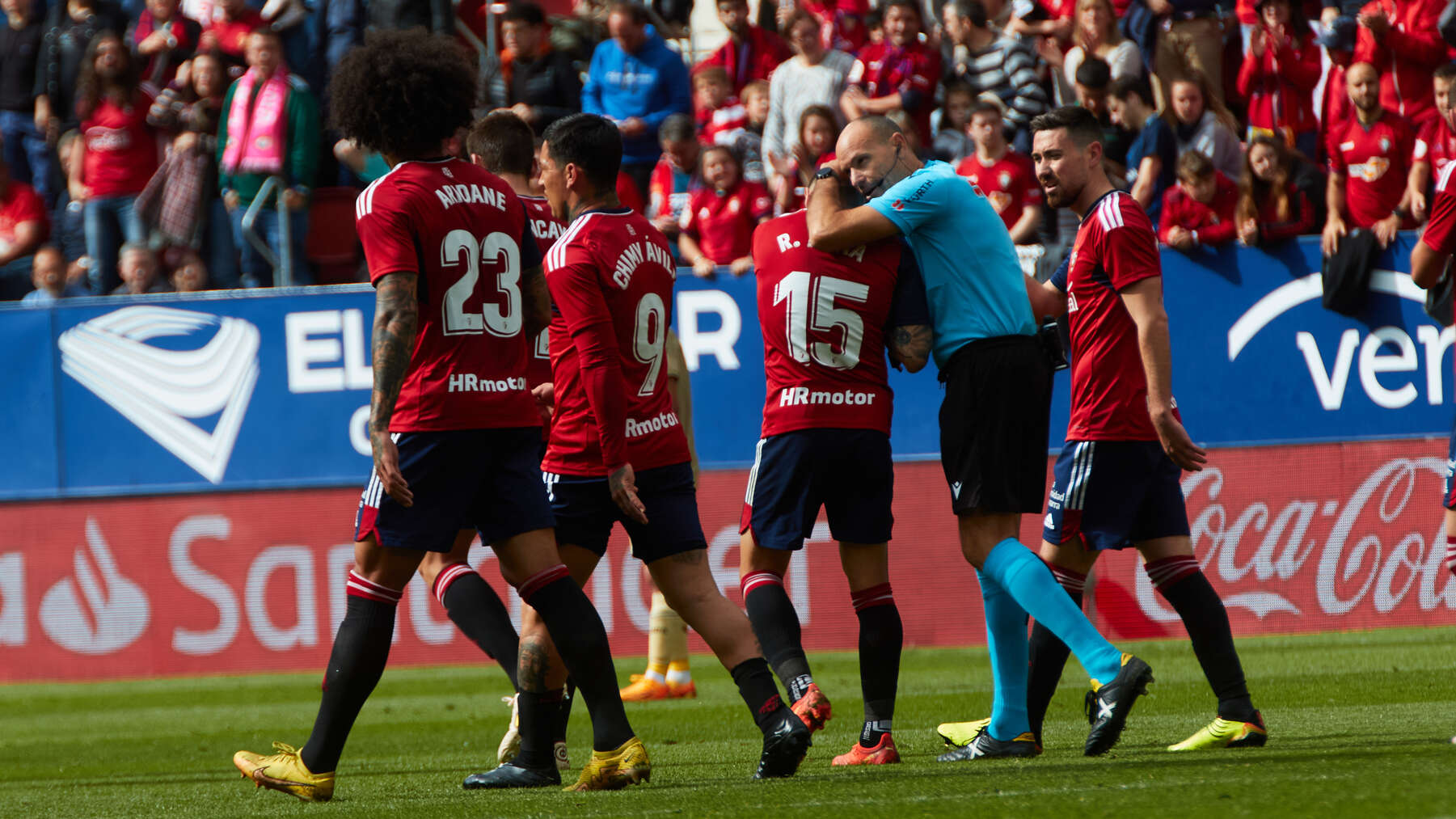 Los jugadores de Osasuna celebran el gol de Moi Gómez (3-0) durante el partido de la Liga Santander entre CA Osasuna y UD Almería disputado en el estadio de El Sadar en Pamplona. IÑIGO ALZUGARAY